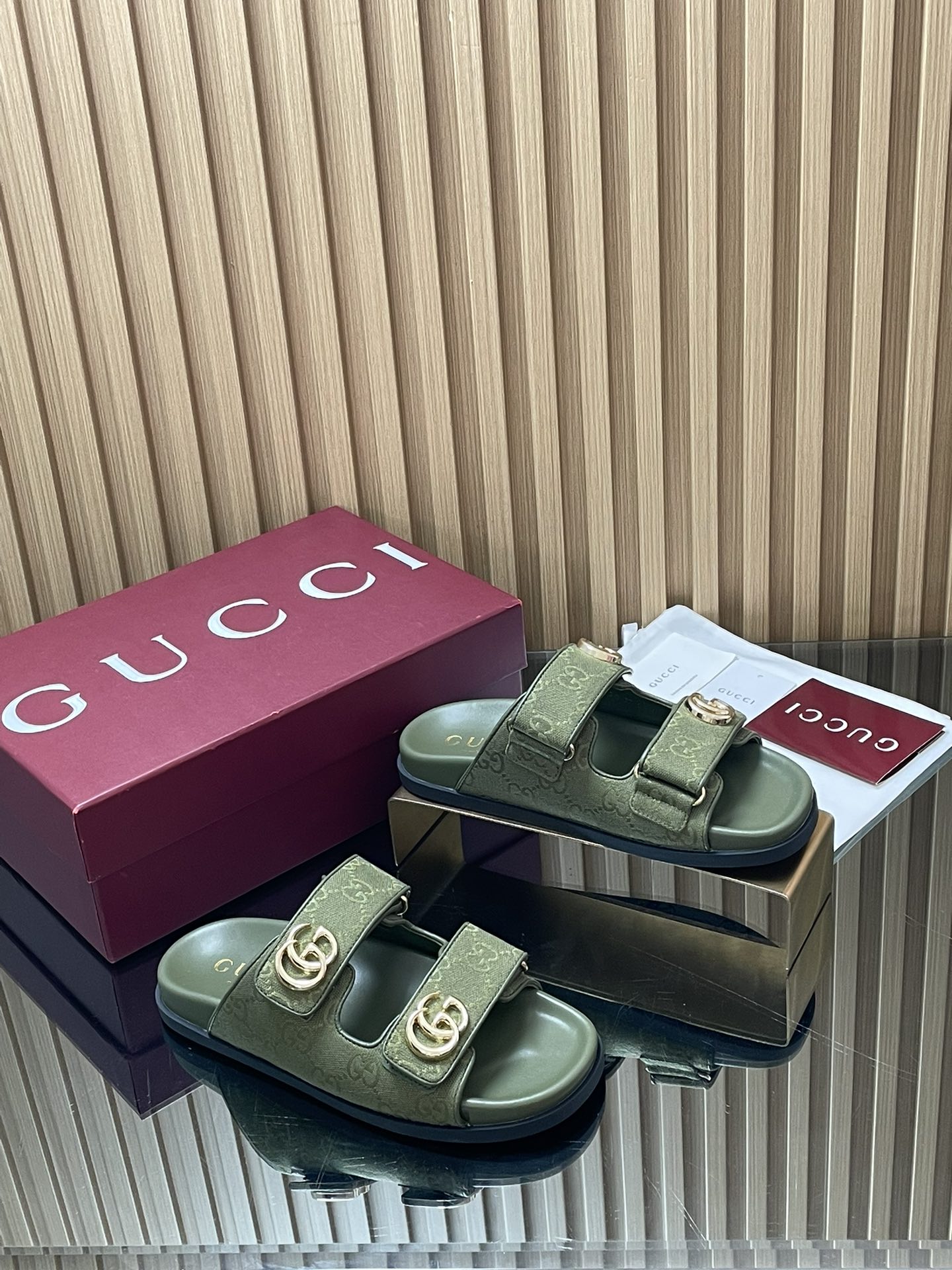 NO:875733,2026 spring and summer new GUCCi high-end boutique special offer Gucci early spring series new color GG old floral fabric decorated double GG buckle beach sandals lightweight Velcro casual slippers top purchasing quality!  It is a 1:1 replica of the original version, and every detail has been carefully polished and made delicately. It can be compared with ZG, and the quality is unparalleled!  Gucci's modern design aesthetic explores a unique path of craftsmanship, cleverly blending the brand's classic elements with the much-loved brand logo. This sandal is embellished with the beloved Double G styling accessories, injecting a touch of understated brand logo charm into the entire design, complementing the versatility of the Velcro strap. Fabric Original custom imported GG presbyopic canvas Lining/foot pads imported sheepskin lining Heel flat thin sole Outsole G G mold imported rubber sole  Size female 35-42 (404142 custom-made, non-refundable) Packaging complete set of original packaging of Ankola wine red, slippers, gucci, gucci, sandals, slippers, sheepskin198609092026春夏季新款GUCCi高端精品 特惠古驰早春系列新配色GG老花布饰双GG扣沙滩凉鞋轻便魔术贴休闲拖鞋顶级代购品质！原版1:1复刻,毎个细节皆经过精心打磨细腻制作.可与ZG对比如一,无二品质！ Gucci 现代设计美学探索独特匠心之路,巧妙融合品牌经典元素与备受喜爱的品牌标识.这款凉鞋缀饰备受喜爱的双G造型配件,为整个设计注入一抹低调的品牌标识魅力,与魔术贴带的多功能性相得益彰. 面料原版定制进口GG老花帆布 内里/垫脚进口羊皮里 鞋跟平跟薄底 大底G G模具进口橡胶底 尺码女35-42（404142定做不退换） 包装全套安可拉酒红原包装,拖鞋,gucci,gucci,sandals,slippers,sheepskin,Women's Shoes