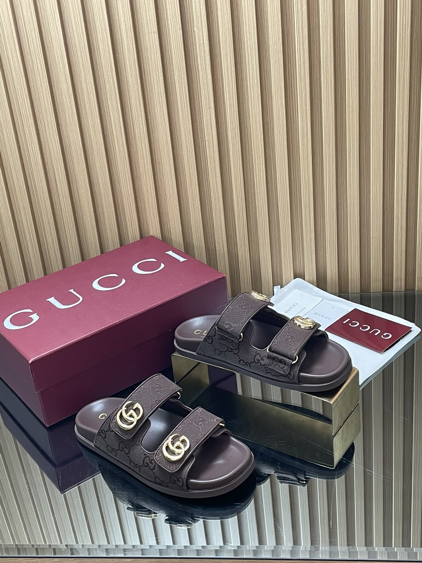 NO:875740,2026 spring and summer new GUCCi high-end boutique, especially new color matching of Gucci early spring series GG old floral fabric decorated with double GG buckle beach sandals, lightweight Velcro casual slippers, top purchasing quality!  It is a 1:1 replica of the original version, and every detail has been carefully polished and made delicately. It can be compared with ZG, and the quality is unparalleled!  Gucci's modern design aesthetic explores a unique path of craftsmanship, cleverly blending the brand's classic elements with the much-loved brand logo. This sandal is embellished with the beloved Double G styling accessories, injecting a touch of understated brand logo charm into the entire design, complementing the versatility of the Velcro strap. Fabric Original custom imported GG presbyopic canvas Lining/foot pads imported sheepskin lining Heel flat thin sole Outsole G G mold imported rubber sole  Size female 35-42 (404142 custom-made, non-refundable) Packaging complete set of original packaging of Ankola wine red, slippers, gucci, gucci, sandals, slippers, sheepskin198609092026春夏季新款GUCCi高端精品 特恵古驰早春系列新配色GG老花布饰双GG扣沙滩凉鞋轻便魔术贴休闲拖鞋顶级代购品质！原版1:1复刻,毎个细节皆经过精心打磨细腻制作.可与ZG对比如一,无二品质！ Gucci 现代设计美学探索独特匠心之路,巧妙融合品牌经典元素与备受喜爱的品牌标识.这款凉鞋缀饰备受喜爱的双G造型配件,为整个设计注入一抹低调的品牌标识魅力,与魔术贴带的多功能性相得益彰. 面料原版定制进口GG老花帆布 内里/垫脚进口羊皮里 鞋跟平跟薄底 大底G G模具进口橡胶底 尺码女35-42（404142定做不退换） 包装全套安可拉酒红原包装,拖鞋,gucci,gucci,sandals,slippers,sheepskin,Women's Shoes
