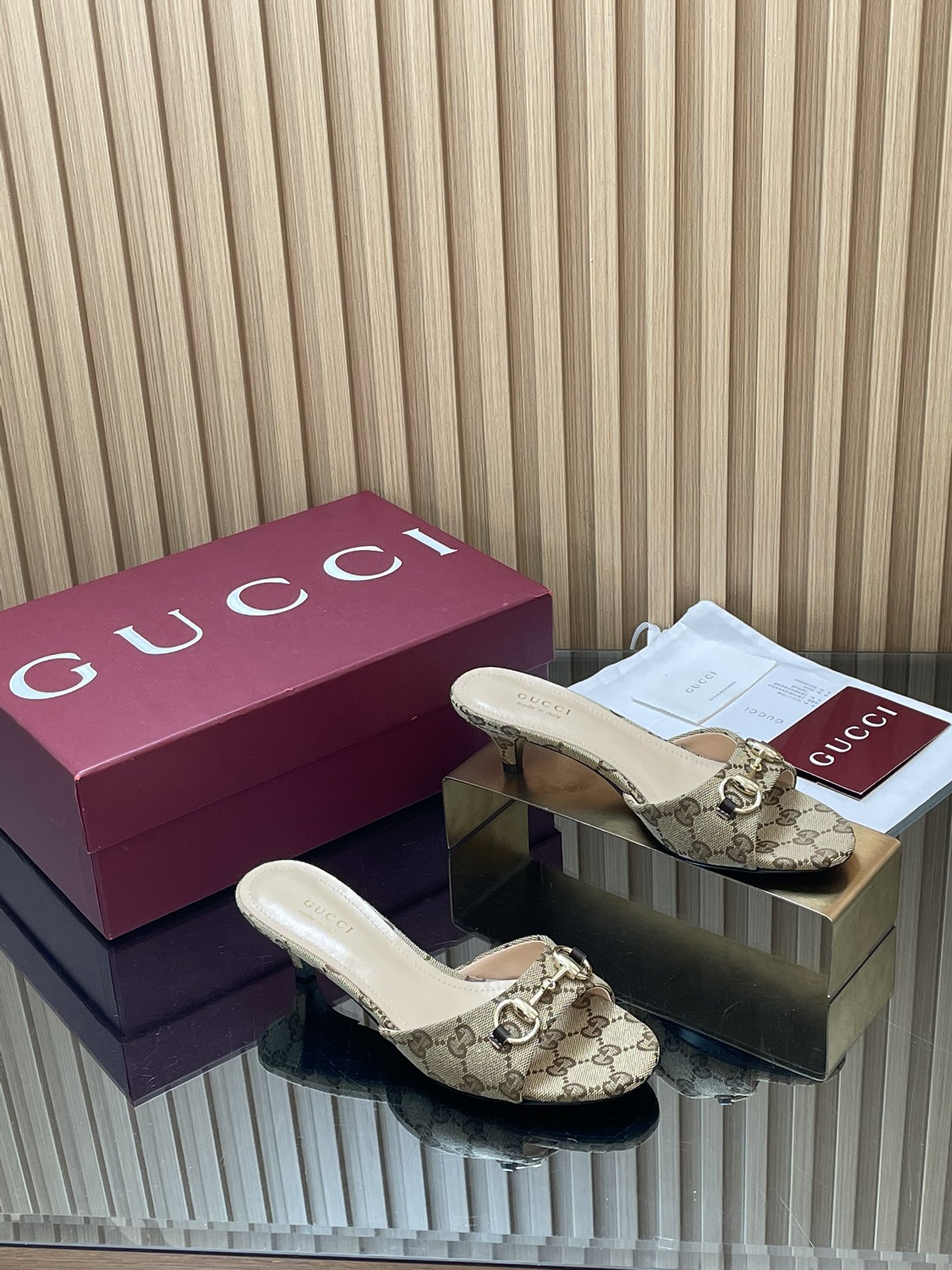 NO:785469,2026 new summer products G family new GUcc horsebit tapered heel stiletto heel sandals slippers imported G G embossed leather women's shoes Presbyopic G cloth washed denim small heel slippers Top version, welcome to compare. Original 1:1 replica Note please look for our authenticity guarantee Upper imported tanned wax leather G G embossed leather Presbyopic G cloth Denim denim Lining/feet full grain high-grade lambskin  Sole Italian top quality genuine leather sole Heel height 8.5cm 4.5 cm Fitting sizes 35-42 (41/40/42 custom-made, non-returnable) Original full set of red packaging This sandal is ingeniously embellished with a horsebit design, interpreting the brand's classic style. Neutral tone G G canvas and denim denim present an elegant corridor shape, making it a favorite choice for warm day outings, high-heeled shoes and slippers, gucci, gucci, sandals, high  heels,slippers,sheepskin198609092026夏季新品G家新款GUcc马衔扣锥型跟一字细跟高跟凉鞋拖鞋进口G G压纹皮女鞋 老花G布 水洗丹宁牛仔小跟拖鞋 顶级版本、欢迎比对. 原版1:1复刻 注意请认准咱家正品保证 鞋面进口鞣蜡皮 G G压纹皮 老花G布 丹宁牛仔布 内里/垫脚全粒纹高档小羊皮 鞋底意大利顶级真皮底 跟高8.5cm 4.5 cm 配码35-42（41/40/42定做不退换） 包装原版全套红色包装 这款凉鞋匠心点缀马衔扣设计,诠释品牌经典风尚.中性色调G G帆布和丹宁牛仔呈现雅致廊形,成就暖日出游的心仪之选,高跟鞋拖鞋,gucci,gucci,sandals,high heels,slippers,sheepskin,Women's Shoes