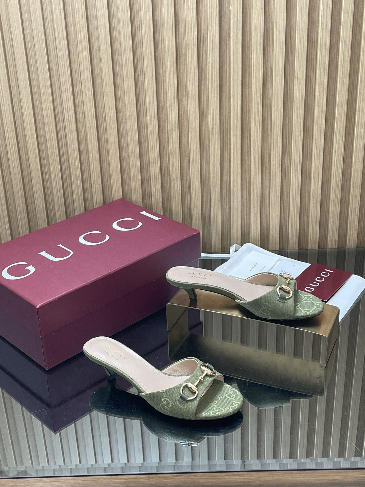 NO:785479,2026 new summer products G family new GUcc horsebit tapered heel stiletto heel sandals slippers imported G G embossed leather women's shoes Presbyopic G cloth washed denim small heel slippers Top version, welcome to compare. Original 1:1 replica Note please look for our authenticity guarantee Upper imported tanned wax leather G G embossed leather Presbyopic G cloth Denim denim Lining/feet full grain high-grade lambskin  Sole Italian top quality genuine leather sole Heel height 8.5cm 4.5 cm Fitting sizes 35-42 (41/40/42 custom-made, non-returnable) Original full set of red packaging This sandal is ingeniously embellished with a horsebit design, interpreting the brand's classic style. Neutral tone G G canvas and denim denim present an elegant corridor shape, making it a favorite choice for warm day outings, high-heeled shoes and slippers, gucci, gucci, sandals, high  heels,slippers,sheepskin198609092026夏季新品G家新款GUcc马衔扣锥型跟一字细跟高跟凉鞋拖鞋进口G G压纹皮女鞋 老花G布 水洗丹宁牛仔小跟拖鞋 顶级版本、欢迎比对. 原版1:1复刻 注意请认准咱家正品保证 鞋面进口鞣蜡皮 G G压纹皮 老花G布 丹宁牛仔布 内里/垫脚全粒纹高档小羊皮 鞋底意大利顶级真皮底 跟高8.5cm 4.5 cm 配码35-42（41/40/42定做不退换） 包装原版全套红色包装 这款凉鞋匠心点缀马衔扣设计,诠释品牌经典风尚.中性色调G G帆布和丹宁牛仔呈现雅致廊形,成就暖日出游的心仪之选,高跟鞋拖鞋,gucci,gucci,sandals,high heels,slippers,sheepskin,Women's Shoes