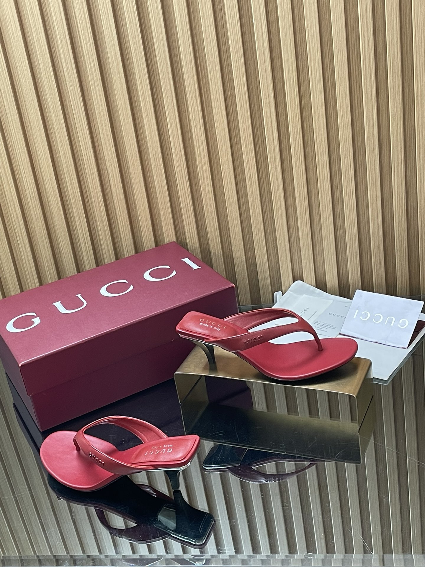 NO:875644,[Special Promotion] 2026 summer latest brand logo logo herringbone sandals GUcc small letter buckle G G presbyopic herringbone sandals mid-heel denim denim kitten heel thong flip-flops sandals Top version, welcome to compare. Original 1:1 replica. Please look for our authenticity guarantee. Upper imported sheepskin/presbyopic GG canvas/denim denim. Lining/foot pad full-grain high-grade lambskin. Sole Italian top genuine leather sole. Heel height 5.5.  cm medium heel, matching size 35-42 (41/40/42 custom-made, non-refundable), original full set of Ankola burgundy packaging, small buckle with logo Gucci letters, renewed in the classic and elegant style of the birthplace of the brand. This sandal is ingenious and eye-catching. The classic elements of the brand are reinterpreted from a modern perspective, adding fashion charm to daily wear in the new season, slippers, gucci, sandals, slippers, sheepskin19860909【特推福利】2026夏季最新品牌Logo标识人字凉鞋 GUcc小字母扣G G老花人字凉拖鞋中跟丹宁牛仔小猫跟夹脚夹趾拖鞋凉鞋 顶级版本、欢迎比对. 原版1:1复刻 注意请认准咱家正品保证 鞋面进口羊皮/老花GG帆布/丹宁牛仔 内里/垫脚全粒纹高档小羊皮 鞋底意大利顶级真皮底 跟高5.5 cm中跟 配码35-42（41/40/42定做不退换） 包装原版全套安可拉酒红色包装 标志Gucci字母小扣焕新在现品牌发源地的经典优雅格调.这款凉鞋匠心融蕴醒目的品牌经典元素由现代视角焕新诠释为新季日常穿搭添注时尚魅力,拖鞋,gucci,sandals,slippers,sheepskin,Women's Shoes