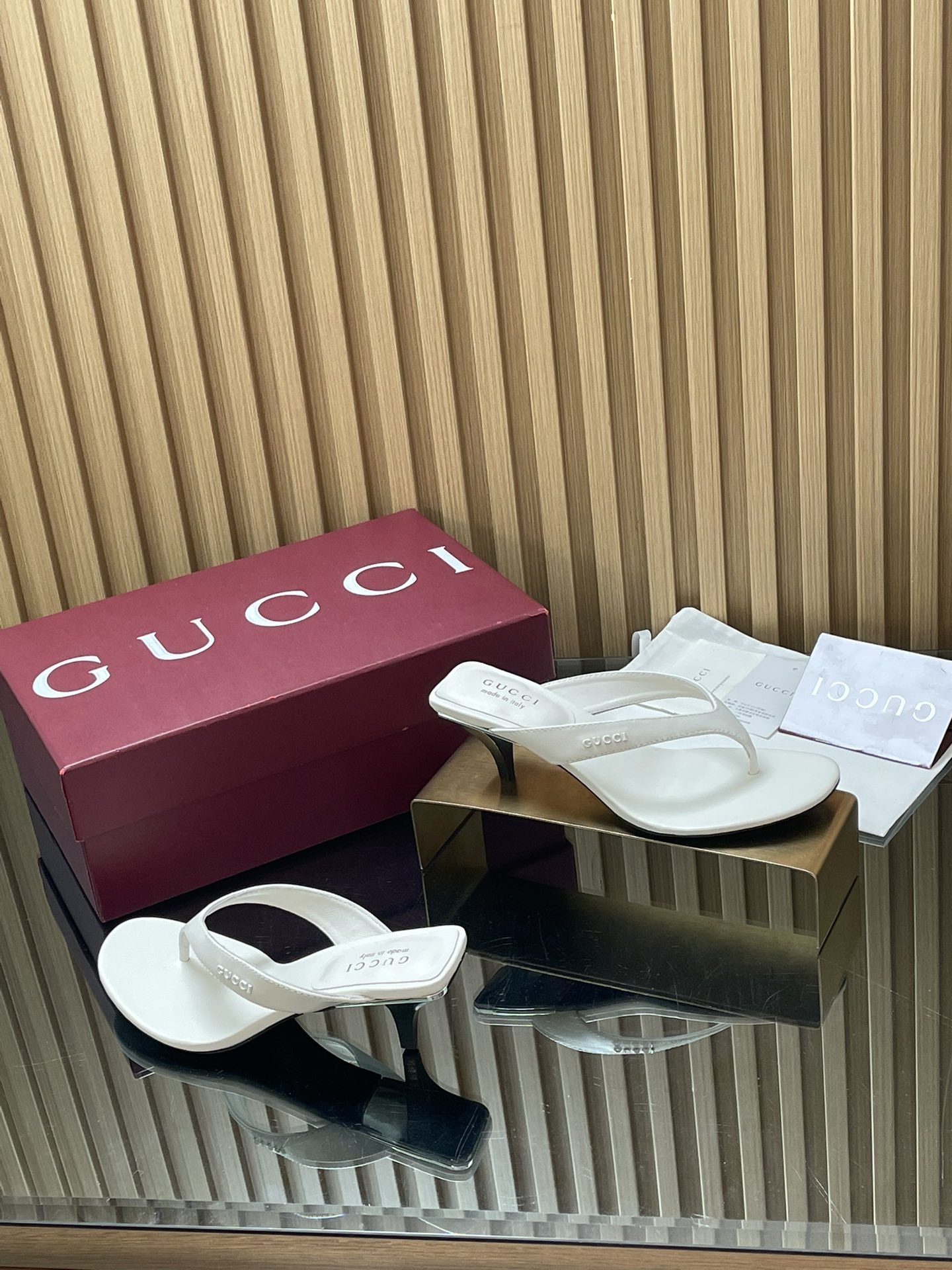 NO:875601,[Special Promotion] 2026 summer latest brand logo logo herringbone sandals GUcc small letter buckle G G presbyopic herringbone sandals mid-heel denim denim kitten heel thong flip-flops sandals Top version, welcome to compare. Original 1:1 replica. Please look for our authenticity guarantee. Upper imported sheepskin/presbyopic GG canvas/denim denim. Lining/foot pad full-grain high-grade lambskin. Sole Italian top genuine leather sole. Heel height 5.5.  cm medium heel, matching size 35-42 (41/40/42 custom-made, non-refundable), original full set of Ankola burgundy packaging, small buckle with logo Gucci letters, renewed in the classic and elegant style of the birthplace of the brand. This sandal is ingenious and eye-catching. The classic elements of the brand are reinterpreted from a modern perspective, adding fashion charm to daily wear in the new season, slippers, gucci, sandals, slippers, sheepskin19860909【特推福利】2026夏季最新品牌Logo标识人字凉鞋 GUcc小字母扣G G老花人字凉拖鞋中跟丹宁牛仔小猫跟夹脚夹趾拖鞋凉鞋 顶级版本、欢迎比对. 原版1:1复刻 注意请认准咱家正品保证 鞋面进口羊皮/老花GG帆布/丹宁牛仔 内里/垫脚全粒纹高档小羊皮 鞋底意大利顶级真皮底 跟高5.5 cm中跟 配码35-42（41/40/42定做不退换） 包装原版全套安可拉酒红色包装 标志Gucci字母小扣焕新在现品牌发源地的经典优雅格调.这款凉鞋匠心融蕴醒目的品牌经典元素由现代视角焕新诠释为新季日常穿搭添注时尚魅力,拖鞋,gucci,sandals,slippers,sheepskin,Women's Shoes
