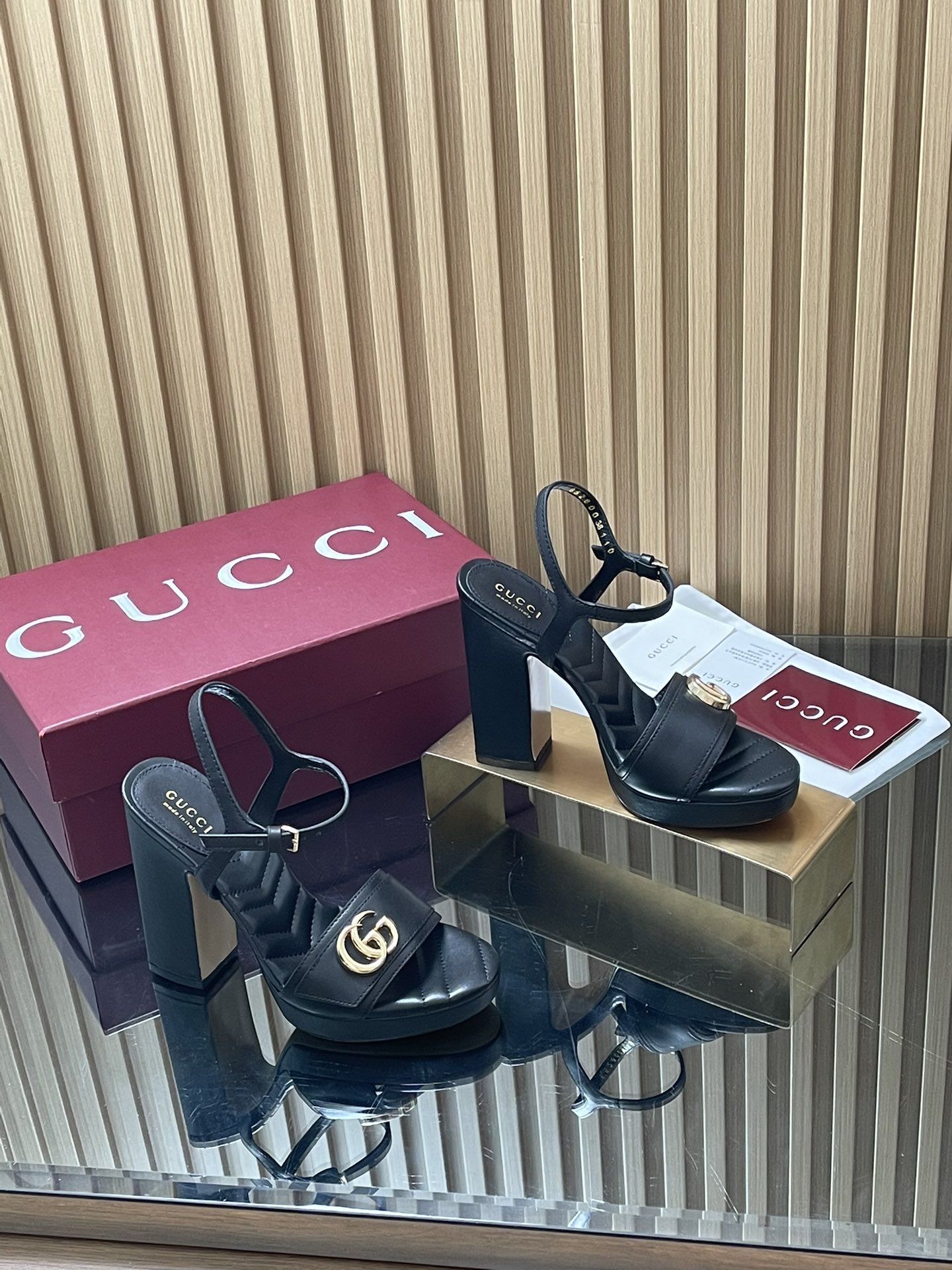 NO:785496,The latest 2026 summer double G buckle high-heeled platform sandals, GUcc diamond V pattern embroidered insole sandals, one-line high-heeled back strap sandals, top version, welcome to compare. Original 1:1 replica. Please look for our authenticity guarantee. Upper imported high-grade sheepskin, lining/foot pads full-grain high-grade silk lambskin, sole Italian genuine leather sole, heel height 12.5cm, front water platform 2cm  Matching code 35-42 (41/40/42 custom-made, non-returnable) Original full set of Ankola burgundy packaging. These women's sandals are accessorized with classic double-G buckle details, showing a unique charm. Made of exquisite and high-end V-shaped diamond pattern embroidered insoles, it combines the inspiration of traditional water platform soles with modern and versatile styles, and elegantly embellishes the warm season style. Refreshing and advanced, high-heeled sandals, gucci, sandals, high heels, sheepskin198609092026夏季最新双G扣高跟水台凉鞋 GUcc钻石V纹刺绣内底凉鞋一字带高跟后带凉鞋 顶级版本、欢迎比对. 原版1:1复刻 注意请认准咱家正品保证 鞋面进口高档羊皮 内里/垫脚全粒纹高档丝绸小羊皮 鞋底意大利真皮底 跟高后跟高12.5cm 前水台2cm 配码35-42（41/40/42定做不退换） 包装原版全套安可拉酒红色包装 这款女士凉鞋配饰经典双G扣细节配件,尽显别样魅力.采用精致高级V字钻石纹刺绣内底打造,融合传统水台底灵感与现代百搭风格,优雅点缀暖季造型清爽高级,高跟鞋凉鞋,gucci,sandals,high heels,sheepskin,Women's Shoes