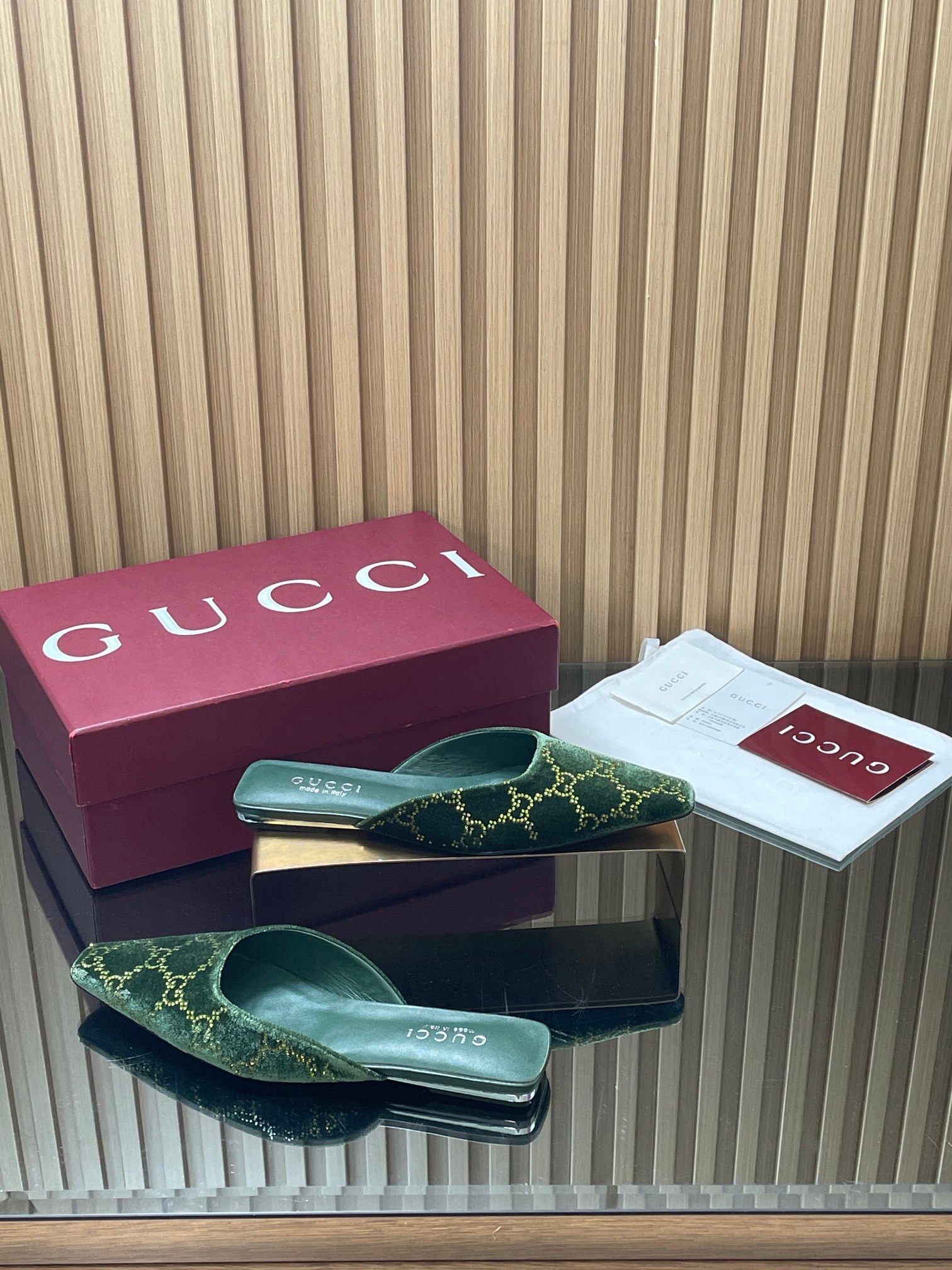 NO:785476,2026 spring and summer series new GUCCi high-end boutique sandals and slippers Gucci [patent leather velvet G G crystal] gold velvet mesh diamond back lace-up pumps 'Creation Star' Cosmogonie series top purchasing quality!  It is a 1:1 replica of the original version, and every detail has been carefully polished and made delicately. It can be compared with ZG, and the quality is unparalleled!  This series pays special attention to creating single product highlights through details, using feminine details such as velvet lace crystals and tulle to show a new concept of femininity. This sandal is carefully embellished with an all-over GG pattern, and uses sparkling crystals to create a stunning work that reinterprets the charm of contemporary women. The original fabric is customized imported patent leather + imported mercerized velvet + rhinestone GG all-over crystal. Lining/foot pad imported sheepskin lining. Heel metal plate flat heel.  Sizes 35-42 [404142 custom-made] No returns or exchanges, full set of Ankola wine red original packaging, half-slip sandals, gucci, gucci, sandals, slippers, sheepskin198609092026春夏系列新款 GUCCi高端精品凉鞋拖鞋古驰【漆皮天鹅绒G G水晶】金丝绒网钻后系带浅口鞋《创星说》Cosmogonie系列顶级代购品质！原版1:1复刻,毎个细节皆经过精心打磨细腻制作.可与ZG对比如一,无二品质！ 本系列尤为注重通过细节打造单品亮点,以天鹅绒蕾丝水晶和薄纱等富有女性魅力的细节,展现女性气质的新理念.这款凉鞋精心点缀通体GG图案,运用闪耀动人的水晶打造令人惊艳的作品焕新诠释当代女性魅力 面料原版定制进口漆皮+ 进口丝光天鹅绒+水钻GG通体水晶 内里/垫脚进口羊皮里 鞋跟金属片平跟 平底 尺码35-42【404142定做】不退换 包装全套安可拉酒红原包装,半拖凉鞋,gucci,gucci,sandals,slippers,sheepskin,Women's Shoes