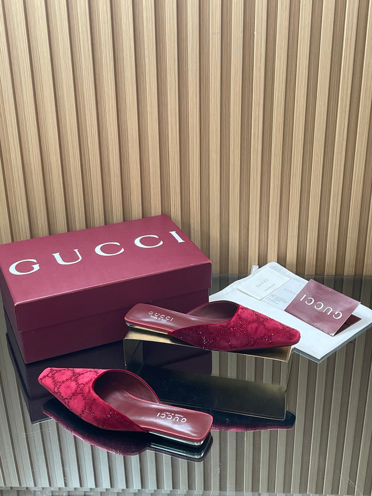 NO:785481,2026 spring and summer new series GUCCi high-end boutique sandals slippers Gucci [patent leather velvet G G crystal] gold velvet mesh diamond back lace-up pumps 'Creation Star' Cosmogonie series top purchasing quality!  It is a 1:1 replica of the original version, and every detail has been carefully polished and made delicately. It can be compared with ZG, and the quality is unparalleled!  This series pays special attention to creating single product highlights through details, using feminine details such as velvet lace crystals and tulle to show a new concept of femininity. This sandal is carefully embellished with an all-over GG pattern, and uses sparkling crystals to create a stunning work that reinterprets the charm of contemporary women. The original fabric is customized imported patent leather + imported mercerized velvet + rhinestone GG all-over crystal. Lining/foot pad imported sheepskin lining. Heel metal plate flat heel.  Sizes 35-42 [404142 custom-made] No returns or exchanges, full set of Ankola wine red original packaging, half-slip sandals, gucci, gucci, sandals, slippers, sheepskin198609092026春夏系列新款 GUCCi高端精品凉鞋 拖鞋古驰【漆皮天鹅绒G G水晶】金丝绒网钻后系带浅口鞋《创星说》Cosmogonie系列顶级代购品质！原版1:1复刻,毎个细节皆经过精心打磨细腻制作.可与ZG对比如一,无二品质！ 本系列尤为注重通过细节打造单品亮点,以天鹅绒蕾丝水晶和薄纱等富有女性魅力的细节,展现女性气质的新理念.这款凉鞋精心点缀通体GG图案,运用闪耀动人的水晶打造令人惊艳的作品焕新诠释当代女性魅力 面料原版定制进口漆皮+ 进口丝光天鹅绒+水钻GG通体水晶 内里/垫脚进口羊皮里 鞋跟金属片平跟 平底 尺码35-42【404142定做】不退换 包装全套安可拉酒红原包装,半拖凉鞋,gucci,gucci,sandals,slippers,sheepskin,Women's Shoes