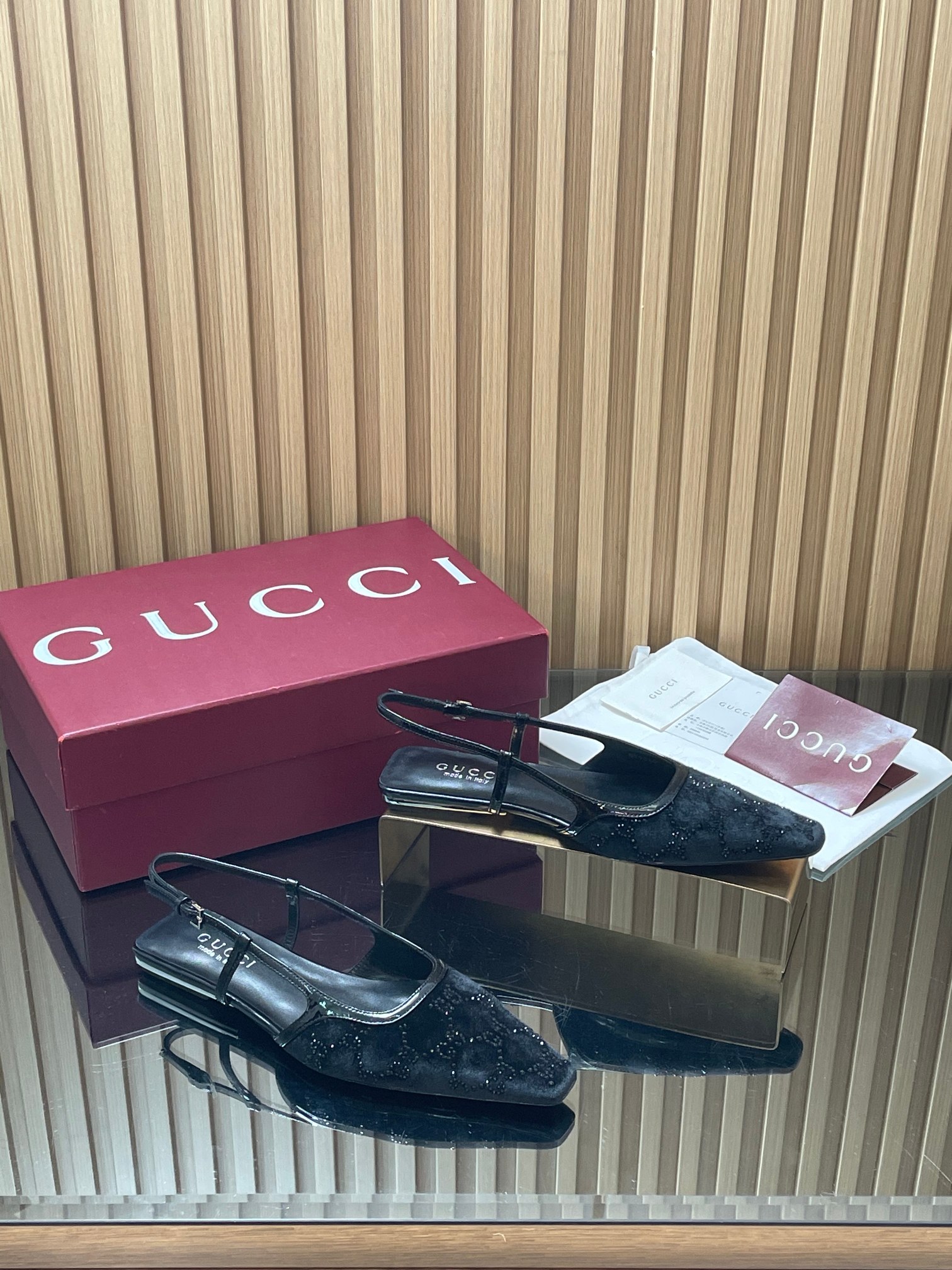 NO:785486,2026 spring and summer series new GUCCi high-end boutique sandals and slippers Gucci [patent leather velvet G G crystal] gold velvet mesh diamond back lace-up pumps 'Creation Star' Cosmogonie series top purchasing quality!  It is a 1:1 replica of the original version, and every detail has been carefully polished and made delicately. It can be compared with ZG, and the quality is unparalleled!  This series pays special attention to creating single product highlights through details, using feminine details such as velvet lace crystals and tulle to show a new concept of femininity. This sandal is carefully embellished with an all-over GG pattern, and uses sparkling crystals to create a stunning work that reinterprets the charm of contemporary women. The original fabric is customized imported patent leather + imported mercerized velvet + rhinestone GG all-over crystal. Lining/foot pad imported sheepskin lining. Heel metal plate flat heel.  Sizes 35-42 [404142 custom-made] No returns or exchanges, full set of Ankola wine red original packaging, half-slip sandals, gucci, gucci, sandals, slippers, sheepskin198609092026春夏系列新款 GUCCi高端精品凉鞋拖鞋古驰【漆皮天鹅绒G G水晶】金丝绒网钻后系带浅口鞋《创星说》Cosmogonie系列顶级代购品质！原版1:1复刻,毎个细节皆经过精心打磨细腻制作.可与ZG对比如一,无二品质！ 本系列尤为注重通过细节打造单品亮点,以天鹅绒蕾丝水晶和薄纱等富有女性魅力的细节,展现女性气质的新理念.这款凉鞋精心点缀通体GG图案,运用闪耀动人的水晶打造令人惊艳的作品焕新诠释当代女性魅力 面料原版定制进口漆皮+ 进口丝光天鹅绒+水钻GG通体水晶 内里/垫脚进口羊皮里 鞋跟金属片平跟 平底 尺码35-42【404142定做】不退换 包装全套安可拉酒红原包装,半拖凉鞋,gucci,gucci,sandals,slippers,sheepskin,Women's Shoes