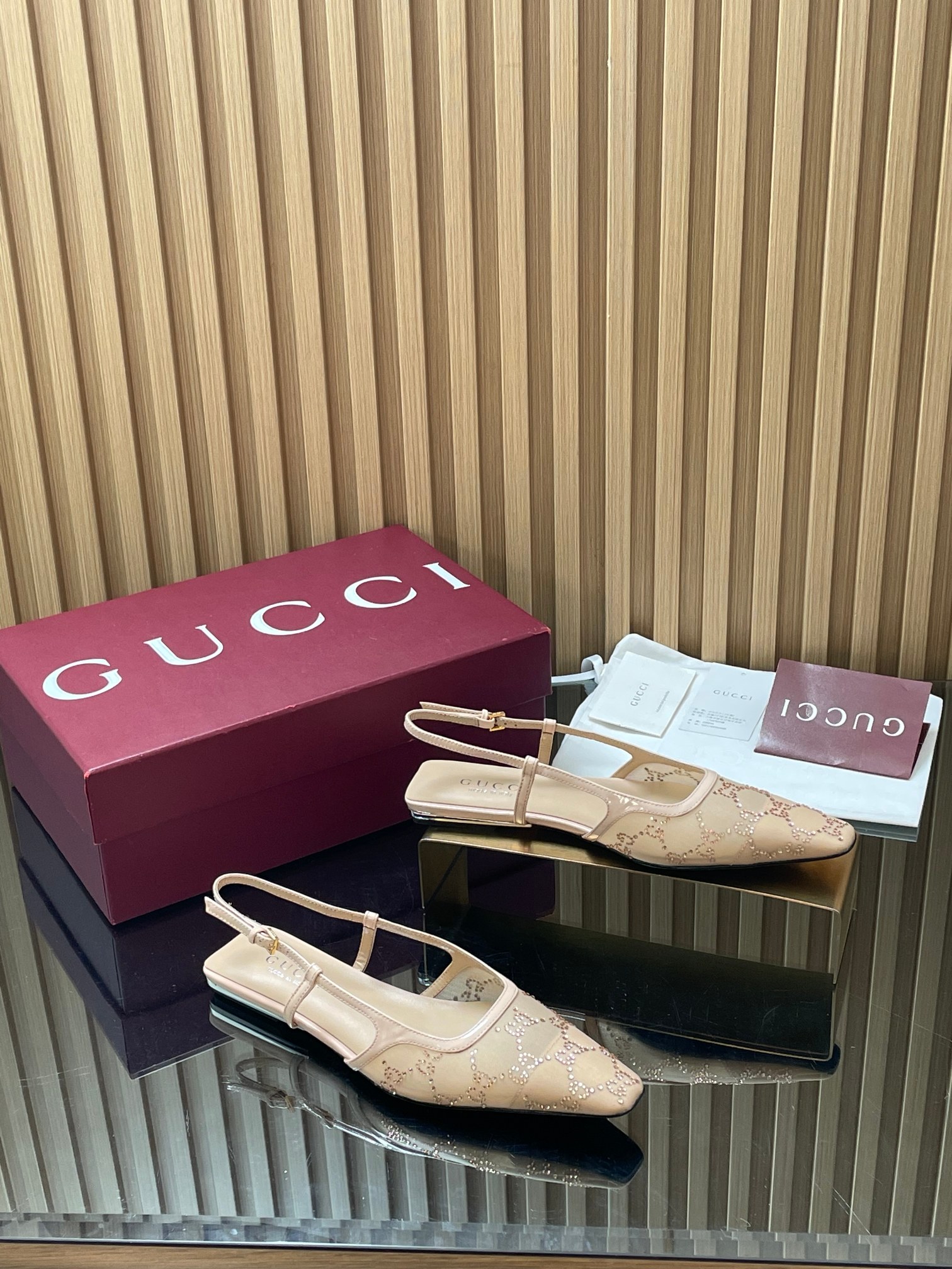 NO:785491,2026 spring and summer series new GUCCi high-end boutique sandals and slippers Gucci [patent leather lace mesh GG crystal] mesh back lace-up pumps 'Creating Stars' Cosmogonie series top purchasing quality!  It is a 1:1 replica of the original version, and every detail has been carefully polished and made delicately. It can be compared with ZG, and the quality is unparalleled!  This series pays special attention to creating single product highlights through details, using feminine details such as velvet lace crystals and tulle to show a new concept of femininity. This sandal is carefully embellished with an all-over GG pattern, and uses sparkling crystals to create a stunning work that reinterprets the charm of contemporary femininity. The original fabric is custom-made imported patent leather + imported mesh + rhinestone GG all-over crystal. Lining/foot pad imported sheepskin lining. Heel metal plate flat heel.  Sizes 35-42 [404142 custom-made] No returns or exchanges, full set of Ankola wine red original packaging, half-slip sandals, gucci, gucci, sandals, slippers, sheepskin198609092026春夏系列新款 GUCCi高端精品凉鞋拖鞋古驰【漆皮蕾丝网纱G G水晶】网钻后系带浅口鞋《创星说》Cosmogonie系列顶级代购品质！原版1:1复刻,毎个细节皆经过精心打磨细腻制作.可与ZG对比如一,无二品质！ 本系列尤为注重通过细节打造单品亮点,以天鹅绒蕾丝水晶和薄纱等富有女性魅力的细节,展现女性气质的新理念.这款凉鞋精心点缀通体GG图案,运用闪耀动人的水晶打造令人惊艳的作品焕新诠释当代女性魅力 面料原版定制进口漆皮+ 进口网纱+水钻GG通体水晶 内里/垫脚进口羊皮里 鞋跟金属片平跟 平底 尺码35-42【404142定做】不退换 包装全套安可拉酒红原包装,半拖凉鞋,gucci,gucci,sandals,slippers,sheepskin,Women's Shoes