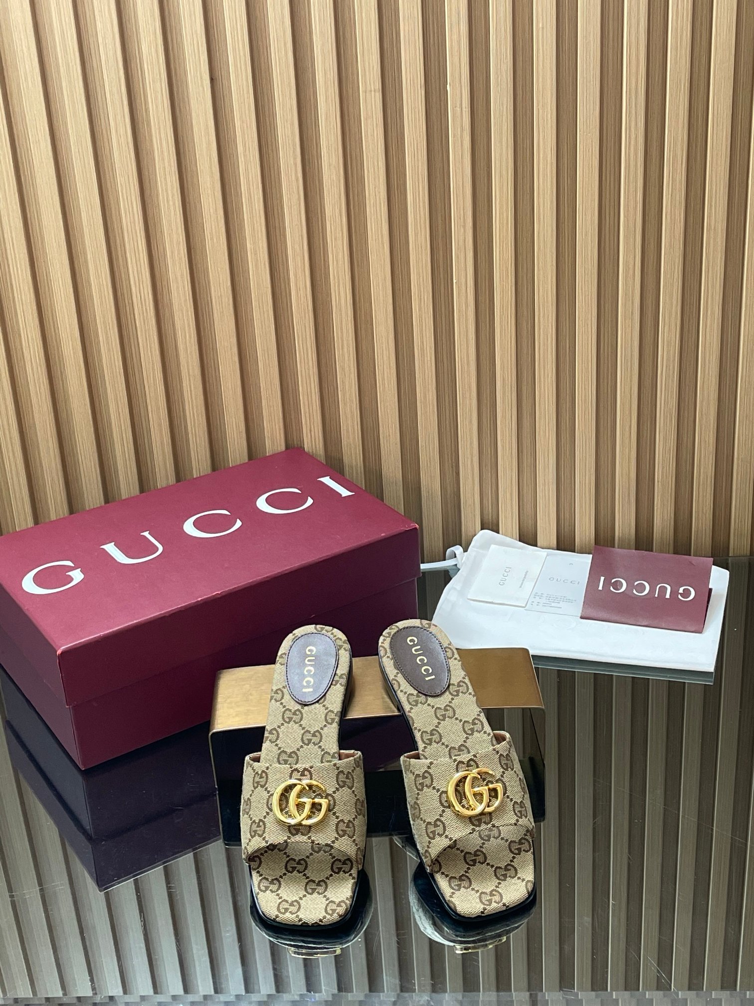 NO:785504,[New model shipped] GuCCl high-end boutique, 2056 spring and summer Signora series new low-heeled sandals, double G buckle flat-heeled sandals and slippers, original quality! Every detail has been carefully crafted and can be compared with ZG, the quality is the same!  Fabric imported metal leather, waxed sheepskin G G presbyopic canvas, Dongguan Dachang mold opening hardware double G buckle, lining/feet high-end customized sheepskin lining, heel height 1.0CM, heel cover, outsole, Italian genuine leather, size 35-42. (40 41 42 customized, non-returnable) Full set of original high-end packaging!  The design of this Signora series of shoes is inspired by the word 'Mrs' in Italian. It uses a simple and neat square toe and a slender and slender block heel to reinterpret the brand's archive sandals, injecting a modern touch into the elegant style of the series. The fish mouth open-toe sandals are made of leather G cloth, and cleverly use design elements such as square round toes and flat heels to create a fashionable retro style. Women's ●Created in Italy  Anchor red full set of high-end original packaging, slippers, gucci, sandals, slippers, sheepskin19860909【新款出货】GuCCl高端精品,2056春夏Signora系列新款低跟凉鞋双G扣平跟凉鞋拖鞋原汁原味原单品质!每个细节皆经过精心细致打造,可与ZG对比一,无二品质！ 面料进口金属皮 油蜡羊皮 G G老花帆布 东莞大厂开模五金双G扣 内里／垫脚高端定制羊皮里 跟高1.0CM跟包面皮 大底意大利真皮底 尺码35-42.（40 41 42 定做,不退换） 全套原板高端包装！ 这款Signora系列鞋履的设计灵感源自意大利语中的Mrs”一词,以简约利落的方形鞋头与纤细修长的粗跟换新演绎品牌典藏凉鞋,为系列雅致风尚注入一抹现代气息鱼嘴露趾凉拖鞋采用皮革G布制作,巧妙运用方形圆头和平跟等设计元素演绎时尚复古风范 女款 ●意大利创作 安可拉酒红全套高档原包装,拖鞋,gucci,sandals,slippers,sheepskin,Women's Shoes