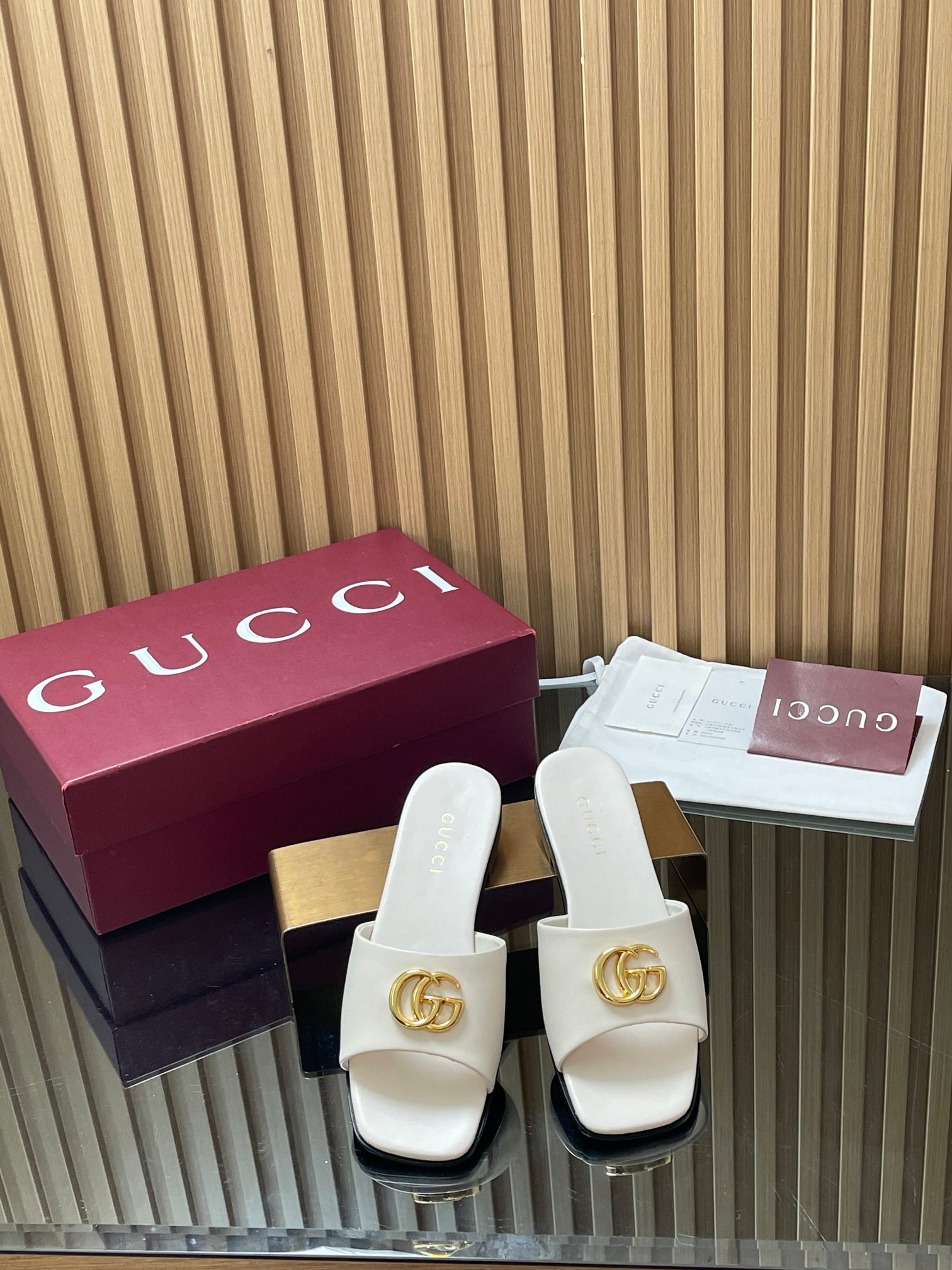 NO:785471,[New model shipped] GuCCl high-end boutique, 2056 spring and summer Signora series new low-heeled sandals, double G buckle flat-heeled sandals and slippers, original quality! Every detail has been carefully crafted and can be compared with ZG, the quality is the same!  Fabric imported metal leather, waxed sheepskin G G presbyopic canvas, Dongguan Dachang mold opening hardware double G buckle, lining/feet high-end customized sheepskin lining, heel height 1.0CM, heel cover, outsole, Italian genuine leather, size 35-42. (40 41 42 customized, non-returnable) Full set of original high-end packaging!  The design of this Signora series of shoes is inspired by the word 'Mrs' in Italian. It uses a simple and neat square toe and a slender and slender block heel to reinterpret the brand's archive sandals, injecting a modern touch into the elegant style of the series. The fish mouth open-toe sandals are made of leather G cloth, and cleverly use design elements such as square round toes and flat heels to create a fashionable retro style. Women's ●Created in Italy  Anchor red full set of high-end original packaging, slippers, gucci, sandals, slippers, sheepskin19860909【新款出货】GuCCl高端精品,2056春夏Signora系列新款低跟凉鞋双G扣平跟凉鞋拖鞋原汁原味原单品质!每个细节皆经过精心细致打造,可与ZG对比一,无二品质！ 面料进口金属皮 油蜡羊皮 G G老花帆布 东莞大厂开模五金双G扣 内里／垫脚高端定制羊皮里 跟高1.0CM跟包面皮 大底意大利真皮底 尺码35-42.（40 41 42 定做,不退换） 全套原板高端包装！ 这款Signora系列鞋履的设计灵感源自意大利语中的Mrs”一词,以简约利落的方形鞋头与纤细修长的粗跟换新演绎品牌典藏凉鞋,为系列雅致风尚注入一抹现代气息鱼嘴露趾凉拖鞋采用皮革G布制作,巧妙运用方形圆头和平跟等设计元素演绎时尚复古风范 女款 ●意大利创作 安可拉酒红全套高档原包装,拖鞋,gucci,sandals,slippers,sheepskin,Women's Shoes