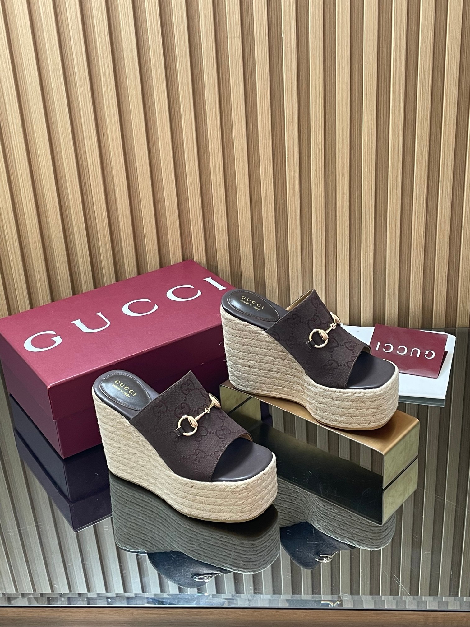 NO:785490,[Red box packaging] 2026 new color Gucci spring and summer classic horsebit sandals mini GG presbyopia G cloth new hemp rope water platform high thick bottom slippers high water platform boat bottom hateful high slope heel one-piece wide sandals This sandal is made of mini G  Made of G presbyopia canvas, with a wide width and a hemp rope platform sole shape, creating an excellent shoe design. The double G interlocking logo began to be used in the 1970s and evolved from the Gucci design that originally originated in the 1930s. Since its launch, it has become an iconic traditional Gucci element. The fabric is imported G G presbyopia canvas and is lined with water-dyed cowhide. Sizes 35-42 standard code, 4142 custom-made, non-returnable and non-exchangeable  The packaging is a complete set of original high-end Ancora red packaging. The heel is 11cm high and the forefoot is 5cm. ●The latest molded imported rubber for the outsole ●Italian creation and genuine development!  The material and craftsmanship are consistent with the original version!  ,high heels slippers,gucci,sandals,high heels,slippers,cowhide19860909【红盒包装】2026新配色古奇春夏经典马衔扣凉鞋迷你GG老花G布新款麻绳水台高厚底拖鞋高水台船底恨天高坡跟一片式宽幅凉鞋 这款凉鞋由迷你G G老花帆布制作,一字宽幅搭配麻绳水台鞋底造型,打造出色的鞋款设计.双G互扣式标志于20世纪70年代开始使用,由最初起源于20世纪30年代的Gucci设计演化而来,自面世之后,便成为标志性的Gucci传统经典元素. 面料进口G G老花帆布 内里水染牛皮里 尺码35-42标准码,4142定做不退不换 包装全套原版高端安可拉红色包装 跟高后跟11cm 前掌5cm ●大底最新开模进口橡胶 ●意大利创作 正品开发！ 材质,工艺与原版一致！,高跟鞋拖鞋,gucci,sandals,high heels,slippers,cowhide,Women's Shoes
