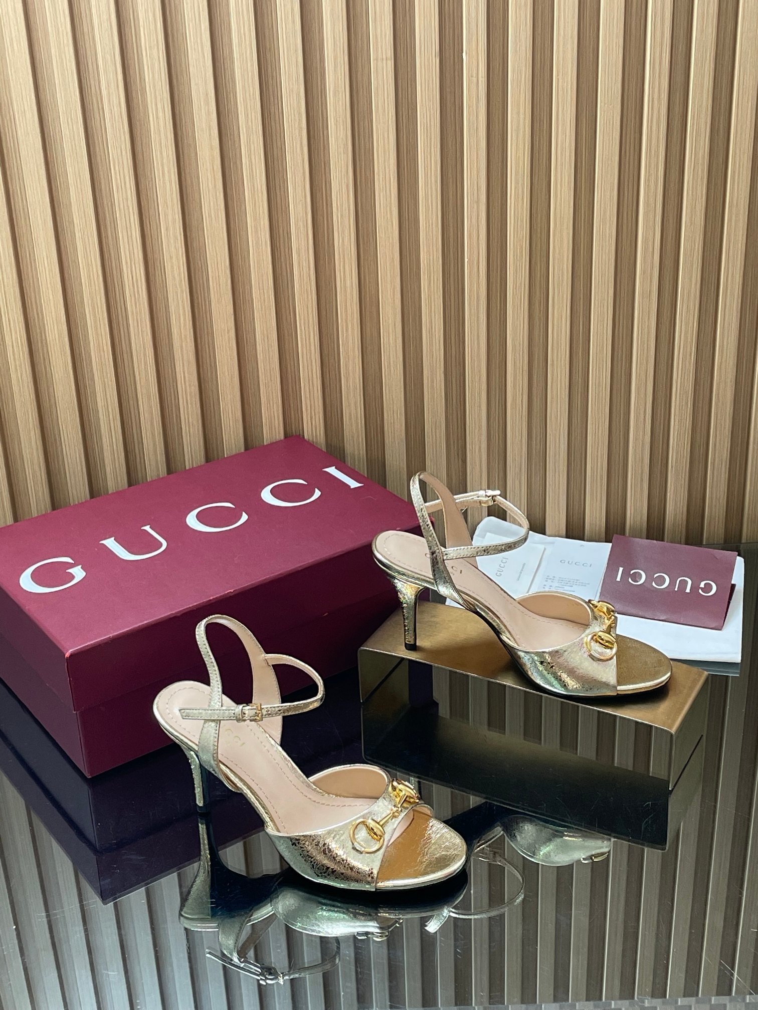 NO:785509,2026 new summer products G family new GUcc horsebit tapered heel one-word stiletto high-heeled sandals imported G G presbyopic G cloth washed denim denim small heel sandals back lace-up sandals Top version, welcome to compare. Original 1:1 replica Note please look for our authenticity guarantee Upper imported tanned wax leather Metal leather Presbyopic G cloth Denim denim Lining/foot pads full-grain high-end lambskin Sole Italian top genuine leather sole  Heel height 8.5cm, sizes 35-42 (41/40/42 custom-made, non-returnable), original red packaging, these sandals are ingeniously embellished with horsebit design, interpreting the brand's classic style. Neutral tones G G canvas and denim denim present an elegant gallery shape, making them a favorite choice for warm-weather outings, high-heeled sandals, gucci, gucci, sandals, high heels, sheepskin198609092026夏季新品G家新款GUcc马衔扣锥型跟一字细跟高跟凉鞋进口G G老花G布 水洗丹宁牛仔小跟凉鞋后系带凉鞋 顶级版本、欢迎比对. 原版1:1复刻 注意请认准咱家正品保证 鞋面进口鞣蜡皮 金属皮 老花G布 丹宁牛仔布 内里/垫脚全粒纹高档小羊皮 鞋底意大利顶级真皮底 跟高8.5cm 配码35-42（41/40/42定做不退换） 包装原版全套红色包装 这款凉鞋匠心点缀马衔扣设计,诠释品牌经典风尚.中性色调G G帆布和丹宁牛仔呈现雅致廊形,成就暖日出游的心仪之选,高跟鞋凉鞋,gucci,gucci,sandals,high heels,sheepskin,Women's Shoes