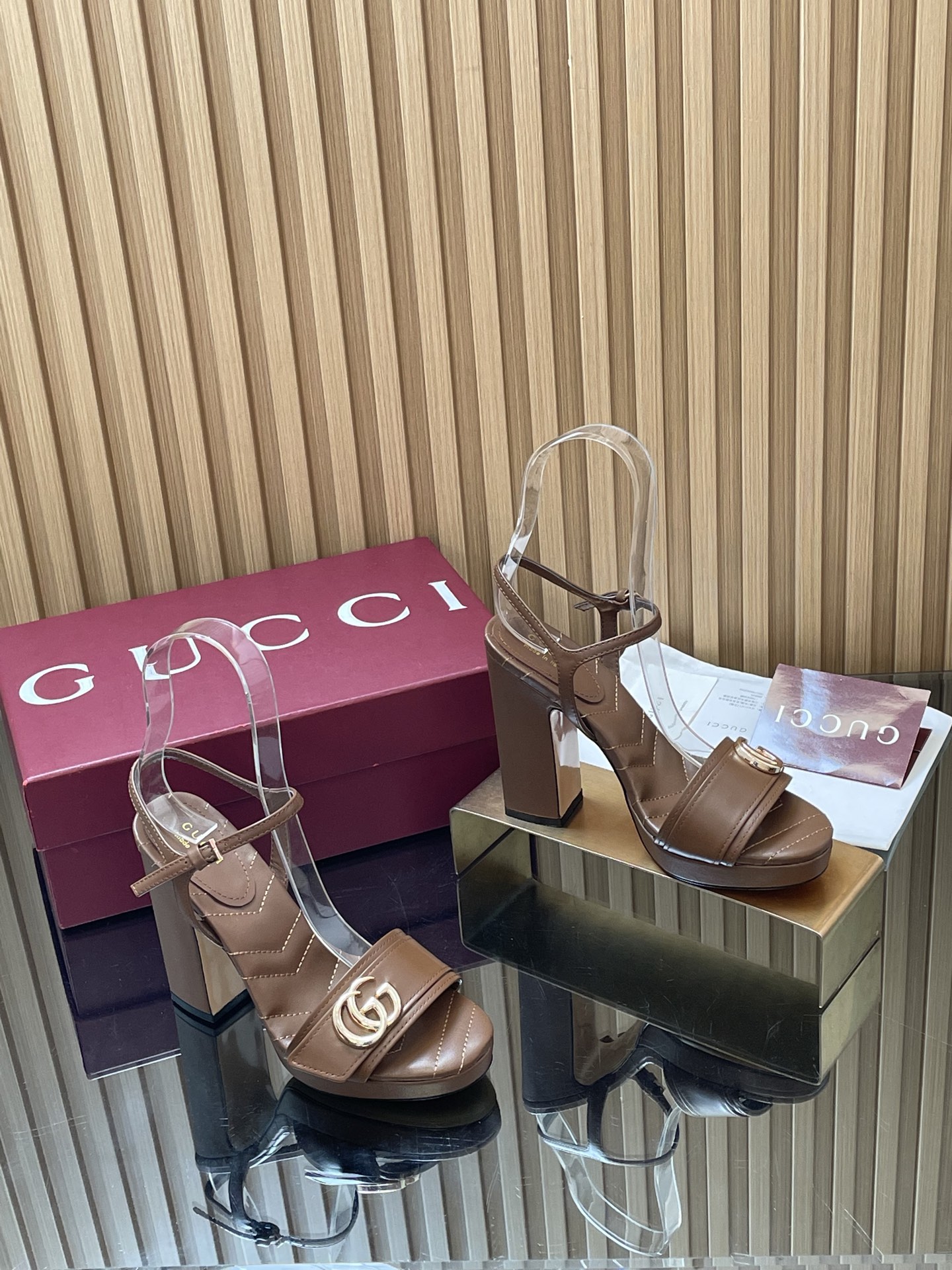 NO:785635,The latest 2026 summer double G buckle high-heeled platform sandals, GUcc diamond V pattern embroidered insole sandals, one-line high-heeled back strap sandals, top version, welcome to compare. Original 1:1 replica. Please look for our authenticity guarantee. Upper imported high-grade sheepskin, lining/foot pads full-grain high-grade silk lambskin, sole Italian genuine leather sole, heel height 12.5cm, front water platform 2cm  Matching code 35-42 (41/40/42 custom-made, non-returnable) Original full set of Ankola burgundy packaging. These women's sandals are accessorized with classic double-G buckle details, showing a unique charm. Made of exquisite and high-end V-shaped diamond pattern embroidered insoles, it combines the inspiration of traditional water platform soles with modern and versatile styles, and elegantly embellishes the warm season style. Refreshing and advanced, high-heeled sandals, gucci, sandals, high heels, sheepskin198609092026夏季最新双G扣高跟水台凉鞋 GUcc钻石V纹刺绣内底凉鞋一字带高跟后带凉鞋 顶级版本、欢迎比对. 原版1:1复刻 注意请认准咱家正品保证 鞋面进口高档羊皮 内里/垫脚全粒纹高档丝绸小羊皮 鞋底意大利真皮底 跟高后跟高12.5cm 前水台2cm 配码35-42（41/40/42定做不退换） 包装原版全套安可拉酒红色包装 这款女士凉鞋配饰经典双G扣细节配件,尽显别样魅力.采用精致高级V字钻石纹刺绣内底打造,融合传统水台底灵感与现代百搭风格,优雅点缀暖季造型清爽高级,高跟鞋凉鞋,gucci,sandals,high heels,sheepskin,Women's Shoes