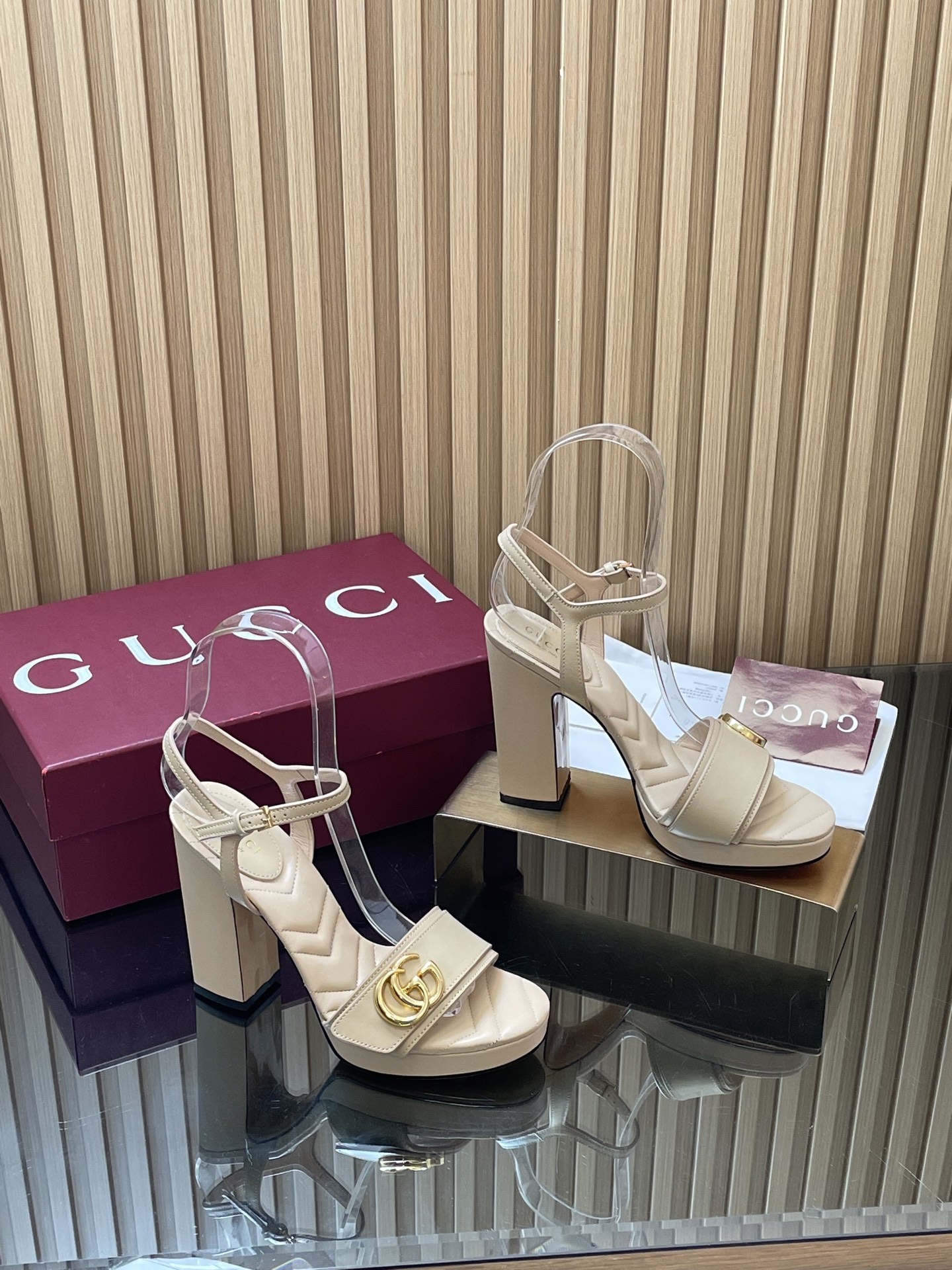 NO:785640,The latest 2026 summer double G buckle high-heeled platform sandals, GUcc diamond V pattern embroidered insole sandals, one-line high-heeled back strap sandals, top version, welcome to compare. Original 1:1 replica. Please look for our authenticity guarantee. Upper imported high-grade sheepskin, lining/foot pads full-grain high-grade silk lambskin, sole Italian genuine leather sole, heel height 12.5cm, front water platform 2cm  Matching code 35-42 (41/40/42 custom-made, non-returnable) Original full set of Ankola burgundy packaging. These women's sandals are accessorized with classic double-G buckle details, showing a unique charm. Made of exquisite and high-end V-shaped diamond pattern embroidered insoles, it combines the inspiration of traditional water platform soles with modern and versatile styles, and elegantly embellishes the warm season style. Refreshing and advanced, high-heeled sandals, gucci, sandals, high heels, sheepskin198609092026夏季最新双G扣高跟水台凉鞋 GUcc钻石V纹刺绣内底凉鞋一字带高跟后带凉鞋 顶级版本、欢迎比对. 原版1:1复刻 注意请认准咱家正品保证 鞋面进口高档羊皮 内里/垫脚全粒纹高档丝绸小羊皮 鞋底意大利真皮底 跟高后跟高12.5cm 前水台2cm 配码35-42（41/40/42定做不退换） 包装原版全套安可拉酒红色包装 这款女士凉鞋配饰经典双G扣细节配件,尽显别样魅力.采用精致高级V字钻石纹刺绣内底打造,融合传统水台底灵感与现代百搭风格,优雅点缀暖季造型清爽高级,高跟鞋凉鞋,gucci,sandals,high heels,sheepskin,Women's Shoes