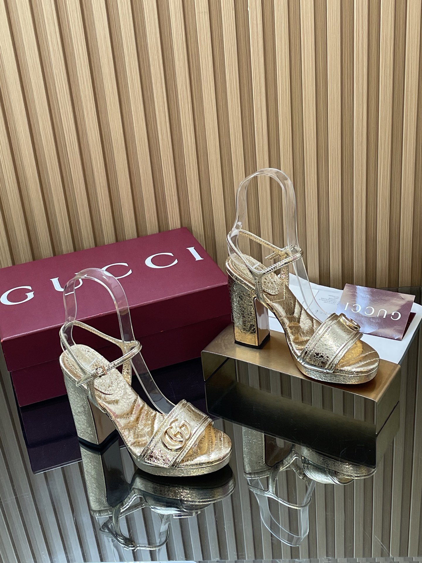 NO:785645,The latest 2026 summer double G buckle high-heeled platform sandals, GUcc diamond V pattern embroidered insole sandals, one-line high-heeled back strap sandals, top version, welcome to compare. Original 1:1 replica, please pay attention to our authenticity guarantee. Upper imported high-grade sheepskin, metal leather, lining/foot pads, full-grain high-grade silk lambskin, sole Italian genuine leather sole, heel height 12.5cm, front water platform 2cm  Matching code 35-42 (41/40/42 custom-made, non-returnable) Original full set of Ankola burgundy packaging. These women's sandals are accessorized with classic double-G buckle details, showing a unique charm. Made of exquisite and high-end V-shaped diamond pattern embroidered insoles, it combines the inspiration of traditional water platform soles with modern and versatile styles, and elegantly embellishes the warm season style. Refreshing and advanced, high-heeled sandals, gucci, sandals, high heels, sheepskin198609092026夏季最新双G扣高跟水台凉鞋 GUcc钻石V纹刺绣内底凉鞋一字带高跟后带凉鞋 顶级版本、欢迎比对. 原版1:1复刻 注意请认准咱家正品保证 鞋面进口高档羊皮 金属皮 内里/垫脚全粒纹高档丝绸小羊皮 鞋底意大利真皮底 跟高后跟高12.5cm 前水台2cm 配码35-42（41/40/42定做不退换） 包装原版全套安可拉酒红色包装 这款女士凉鞋配饰经典双G扣细节配件,尽显别样魅力.采用精致高级V字钻石纹刺绣内底打造,融合传统水台底灵感与现代百搭风格,优雅点缀暖季造型清爽高级,高跟鞋凉鞋,gucci,sandals,high heels,sheepskin,Women's Shoes