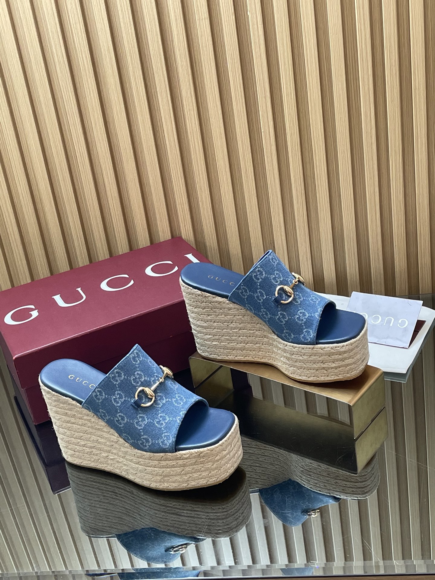 NO:816373,[Red box packaging] 2026 new color matching Gucci spring and summer classic horsebit sandals denim denim mini GG presbyopia G cloth new hemp rope platform high platform slippers high platform boat bottom hateful high slope heel one-piece wide sandals This sandal is made of mini G  Made of G presbyopic canvas, with a wide width and a hemp rope platform sole shape, creating an excellent shoe design. The double G interlocking logo began to be used in the 1970s and evolved from the Gucci design that originally originated in the 1930s. Since its launch, it has become an iconic traditional Gucci element. The fabric is imported G G denim, presbyopic canvas, water-dyed cowhide lining inside, size 35-42 standard code, 4142 custom-made, non-returnable and non-exchangeable  The packaging is a complete set of original high-end Ancora red packaging. The heel is 11cm high and the forefoot is 5cm. ●The latest molded imported rubber for the outsole ●Italian creation and genuine development!  The material and craftsmanship are consistent with the original version!  ,slippers,gucci,sandals,slippers,cowhide19860909【红盒包装】2026新配色古奇春夏经典马衔扣凉鞋丹宁牛仔 迷你GG老花G布新款麻绳水台高厚底拖鞋高水台船底恨天高坡跟一片式宽幅凉鞋 这款凉鞋由迷你G G老花帆布制作,一字宽幅搭配麻绳水台鞋底造型,打造出色的鞋款设计.双G互扣式标志于20世纪70年代开始使用,由最初起源于20世纪30年代的Gucci设计演化而来,自面世之后,便成为标志性的Gucci传统经典元素. 面料进口G G丹宁牛仔 老花帆布 内里水染牛皮里 尺码35-42标准码,4142定做不退不换 包装全套原版高端安可拉红色包装 跟高后跟11cm 前掌5cm ●大底最新开模进口橡胶 ●意大利创作 正品开发！ 材质,工艺与原版一致！,拖鞋,gucci,sandals,slippers,cowhide,Women's Shoes