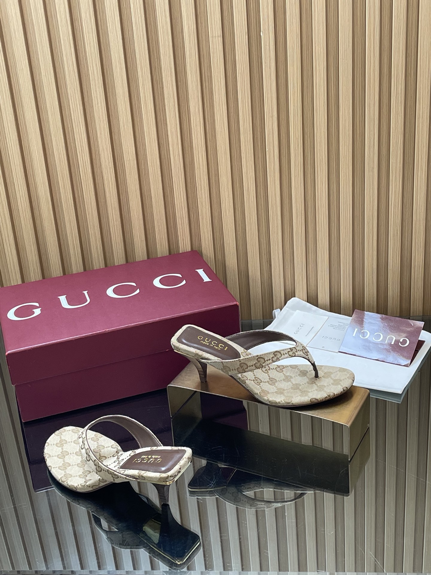 NO:875617,[Special Promotion] 2026 summer latest brand logo logo herringbone sandals GUcc small letter buckle G G presbyopic herringbone sandals mid-heel denim denim kitten heel thong flip-flops sandals Top version, welcome to compare. Original 1:1 replica. Please look for our authenticity guarantee. Upper imported sheepskin/presbyopic GG canvas/denim denim. Lining/foot pad full-grain high-grade lambskin. Sole Italian top genuine leather sole. Heel height 5.5.  cm medium heel, matching size 35-42 (41/40/42 custom-made, non-refundable), original full set of Ankola burgundy packaging, small buckle with logo Gucci letters, renewed in the classic and elegant style of the birthplace of the brand. This sandal is ingenious and eye-catching. The classic elements of the brand are reinterpreted from a modern perspective, adding fashion charm to daily wear in the new season, slippers, gucci, sandals, slippers, sheepskin19860909【特推福利】2026夏季最新品牌Logo标识人字凉鞋 GUcc小字母扣G G老花人字凉拖鞋中跟丹宁牛仔小猫跟夹脚夹趾拖鞋凉鞋 顶级版本、欢迎比对. 原版1:1复刻 注意请认准咱家正品保证 鞋面进口羊皮/老花GG帆布/丹宁牛仔 内里/垫脚全粒纹高档小羊皮 鞋底意大利顶级真皮底 跟高5.5 cm中跟 配码35-42（41/40/42定做不退换） 包装原版全套安可拉酒红色包装 标志Gucci字母小扣焕新在现品牌发源地的经典优雅格调.这款凉鞋匠心融蕴醒目的品牌经典元素由现代视角焕新诠释为新季日常穿搭添注时尚魅力,拖鞋,gucci,sandals,slippers,sheepskin,Women's Shoes