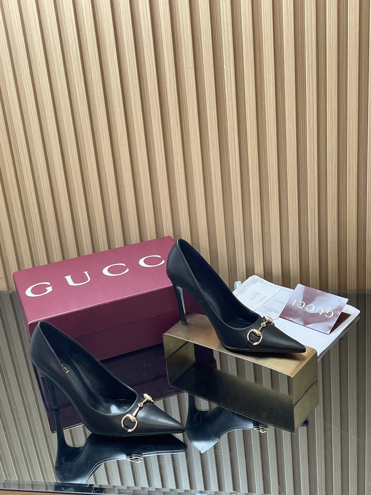 NO:875727,Exclusive GuCC high-end boutique, the first product of the spring and summer Demna series, new high-heeled horsebit pumps, stiletto heels, fashion pointed toe intellectual women's shoes, original and original quality! Every detail has been carefully crafted and can be compared with ZG, the quality is the same!  Fabrics are custom-made imported G G floral fabrics, denim denim, tanned wax leather, horsebits molded by a large hardware factory in Dongguan, lining/feet high-end customized sheepskin lining, heel height 10.5 cm, outsole Italian genuine leather sole, sizes 35-42 (40 41 42 custom-made, non-returnable), complete set of original high-end Ancora red packaging!  Exploring the spring and summer series, Demna uses minimalist design language to bring low-key and luxury, redefining the brand's previous design style, with retro elements with a millennium charm. This shoe is crafted from smooth leather, presbyopic G cloth and denim denim, and is cleverly integrated into pointed toe and horsebit finishes to express a unique charm. Women's style ●Stiletto heel Long pointed toe details Italian creation, high heels, gucci, high heels, sheepskin19860909独家GuCC高端精品 春夏Demna系列首作新款高跟马衔扣浅口鞋细高跟时装尖头知性女鞋原汁原味原单品质!每个细节皆经过精心细致打造,可与ZG对比如一,无二品质！ 面料定制进口G G老花布 丹宁牛仔 鞣蜡皮 五金东莞大厂开模马衔扣 内里／垫脚高端定制羊皮里 跟高10.5 cm 大底意大利真皮底 尺码35-42（40 41 42定做,不退换） 全套原板高端安可拉红色包装！ 探索春夏系列,Demna用极简的设计语言带来了低调和奢华,重新定义了品牌以往的设计风格,具有千禧韵味的复古元素 这款鞋履以光面皮和老花G布及丹宁牛仔布匠心打造,巧妙融入尖头和马衔扣饰面,尽释别样韵致 女款 ●细高跟 长尖头细节 意大利创作,高跟鞋,gucci,high heels,sheepskin,Women's Shoes