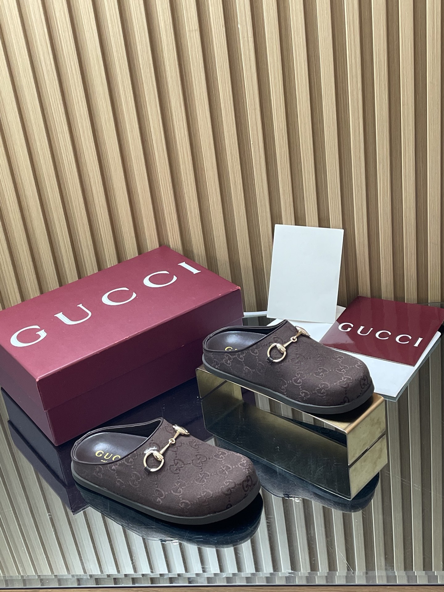 NO:875702,2026 Gucci spring and summer welfare new product GuCci mules and toe-cap slippers are synchronized with the official website. The original version is copied one to one. All material details of the highest version are consistent with YB. We make goods all year round. Sizes 36-42 (404142 customization is non-returnable). This slipper is a piece of history that the brand cherishes. It reinterprets Gucci's equestrian tradition through the iconic hardware with Clamp. This slip-on sandal is made of leather and is Gucci Love  Part of the Parade series. Environmentally friendly special material upper, presbyopic GG classic canvas, leather-trimmed leather strip accessories, clamps, the latest double G letter rubber sole, flat bottom, full package of high-end Ankola red packaging, half drag, gucci, sandals, slippers198609092026古奇春夏福利新品GuCci穆勒鞋 包头拖鞋 官网同步,原版一比一复制,最高版本所有材质细节均与YB一致 常年做货. 尺码36-42（404142定制不退换） 这款拖鞋是品牌珍视的一段历史,通过带有 Clamp 的标志性五金配件重新诠释 Gucci 的马术传统.这款套穿式凉鞋采用皮革制成,是 Gucci Love Parade 系列的一部分. 环保特殊材质鞋面 老花GG经典帆布,真皮镶边皮条配饰 夹钳 最新双G字母橡胶鞋底 平底 包装全套安可拉红色高端包装,半拖,gucci,sandals,slippers,Women's Shoes