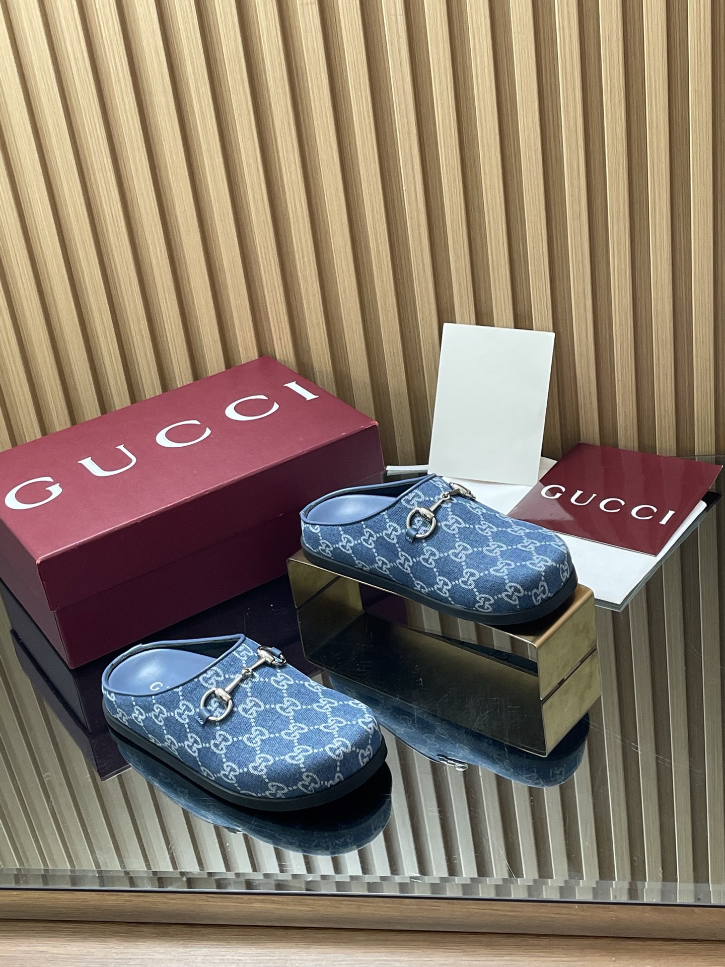 NO:875710,2026 Gucci spring and summer welfare denim G G new GuCci mules and cap-toe slippers are synchronized with the official website, copied one-to-one from the original version, and all material details of the highest version are consistent with YB. We make goods all year round. Sizes 36-42 (404142 customization is non-refundable). This slipper is a piece of history that the brand cherishes, and Gucci is reinterpreted through the iconic hardware with Clamp.  The equestrian tradition. This slip-on sandal is made of leather and is part of the Gucci Love Parade series. Environmentally friendly special material upper Presbyopia GG classic canvas, leather-trimmed leather strap accessories Clamps The latest double G letter rubber sole Flat bottom Packaging Full set of high-end packaging in Ankola red, half drag, gucci, sandals, slippers198609092026古奇春夏福利丹宁牛仔G G新品GuCci穆勒鞋 包头拖鞋 官网同步,原版一比一复制,最高版本所有材质细节均与YB一致 常年做货. 尺码36-42（404142定制不退换） 这款拖鞋是品牌珍视的一段历史,通过带有 Clamp 的标志性五金配件重新诠释 Gucci 的马术传统.这款套穿式凉鞋采用皮革制成,是 Gucci Love Parade 系列的一部分. 环保特殊材质鞋面 老花GG经典帆布,真皮镶边皮条配饰 夹钳 最新双G字母橡胶鞋底 平底 包装全套安可拉红色高端包装,半拖,gucci,sandals,slippers,Women's Shoes