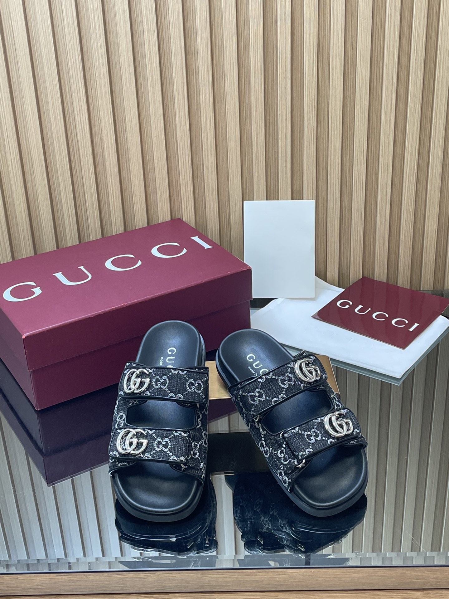 NO:875718,2026 spring and summer new GUCCi high-end boutique special offer Gucci early spring series new color GG denim denim double GG buckle beach sandals lightweight Velcro casual slippers top purchasing quality!  It is a 1:1 replica of the original version, and every detail has been carefully polished and made delicately. It can be compared with ZG, and the quality is unparalleled!  Gucci's modern design aesthetic explores a unique path of craftsmanship, cleverly integrating the brand's classic elements with the much-loved brand logo. This sandal is embellished with the beloved double G styling accessories, injecting a low-key brand logo charm into the entire design, complementing the versatility of the Velcro strap. The fabric is original custom-made imported GG denim denim, lining/foot pads, imported sheepskin lining, flat heel and thin sole, outsole G G mold imported rubber sole, size female 35-42 (404142 custom-made, non-returnable)  Packaging full set of original packaging of Ankora wine red, slippers, gucci, gucci, sandals, slippers, sheepskin198609092026春夏季新款GUCCi高端精品 特惠古驰早春系列新配色GG丹宁牛仔饰双GG扣沙滩凉鞋轻便魔术贴休闲拖鞋顶级代购品质！原版1:1复刻,毎个细节皆经过精心打磨细腻制作.可与ZG对比如一,无二品质！ Gucci 现代设计美学探索独特匠心之路,巧妙融合品牌经典元素与备受喜爱的品牌标识.这款凉鞋缀饰备受喜爱的双G造型配件,为整个设计注入一抹低调的品牌标识魅力,与魔术贴带的多功能性相得益彰. 面料原版定制进口GG丹宁牛仔 内里/垫脚进口羊皮里 鞋跟平跟薄底 大底G G模具进口橡胶底 尺码女35-42（404142定做不退换） 包装全套安可拉酒红原包装,拖鞋,gucci,gucci,sandals,slippers,sheepskin,Women's Shoes