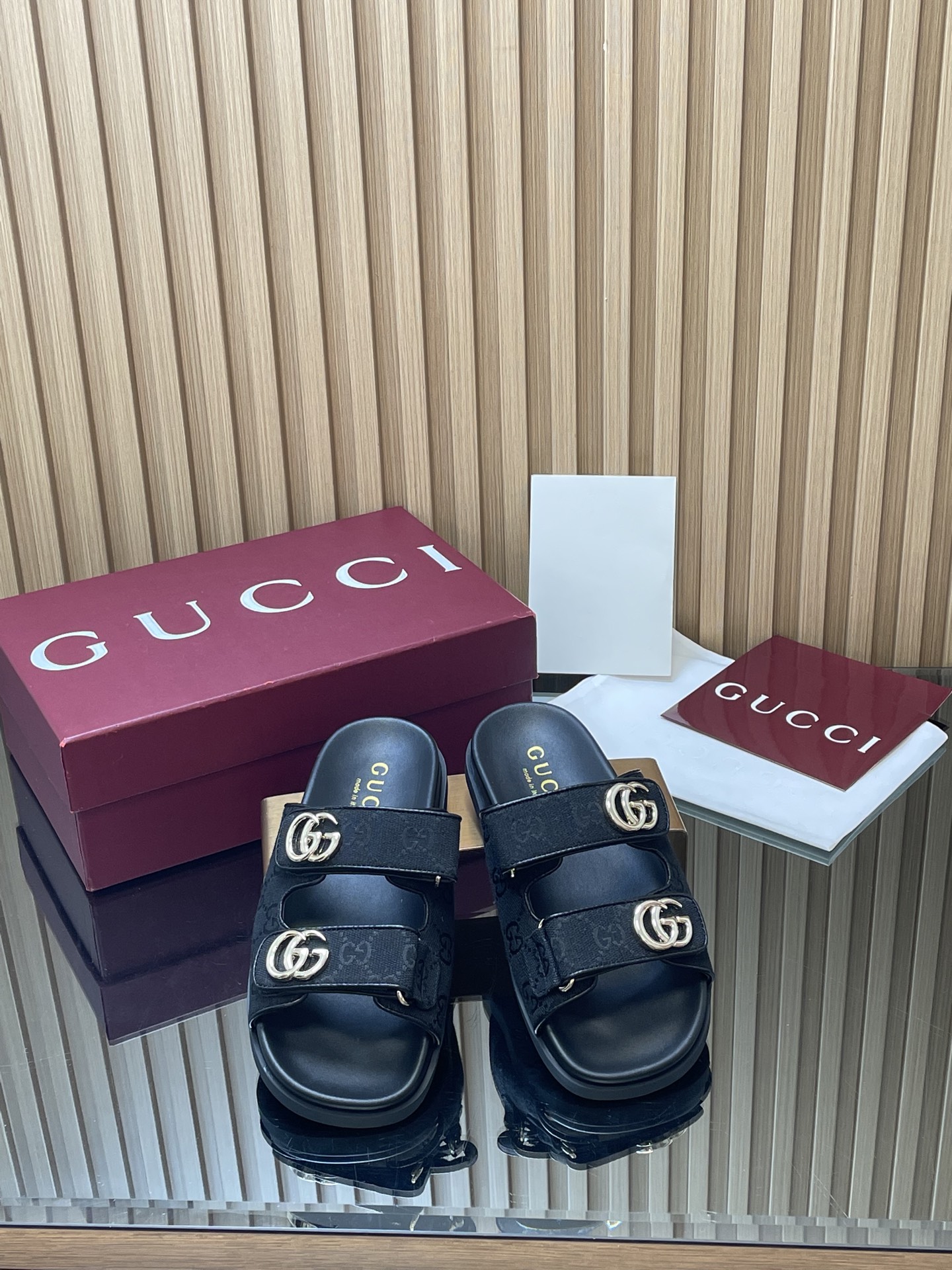 NO:875726,2026 spring and summer new GUCCi high-end boutique special offer Gucci early spring series new color GG denim denim double GG buckle beach sandals lightweight Velcro casual slippers top purchasing quality!  It is a 1:1 replica of the original version, and every detail has been carefully polished and made delicately. It can be compared with ZG, and the quality is unparalleled!  Gucci's modern design aesthetic explores a unique path of craftsmanship, cleverly blending the brand's classic elements with the much-loved brand logo. This sandal is embellished with the beloved Double G styling accessories, injecting a touch of understated brand logo charm into the entire design, complementing the versatility of the Velcro strap. Fabric Original custom imported GG denim denim Presbyopia canvas Lining/foot pad imported sheepskin lining Heel flat thin sole Outsole G G mold imported rubber sole  Size female 35-42 (404142 custom-made, non-refundable) Packaging complete set of original packaging of Ankola wine red, slippers, gucci, gucci, sandals, slippers, sheepskin198609092026春夏季新款GUCCi高端精品 特惠古驰早春系列新配色GG丹宁牛仔饰双GG扣沙滩凉鞋轻便魔术贴休闲拖鞋顶级代购品质！原版1:1复刻,毎个细节皆经过精心打磨细腻制作.可与ZG对比如一,无二品质！ Gucci 现代设计美学探索独特匠心之路,巧妙融合品牌经典元素与备受喜爱的品牌标识.这款凉鞋缀饰备受喜爱的双G造型配件,为整个设计注入一抹低调的品牌标识魅力,与魔术贴带的多功能性相得益彰. 面料原版定制进口GG丹宁牛仔 老花帆布 内里/垫脚进口羊皮里 鞋跟平跟薄底 大底G G模具进口橡胶底 尺码女35-42（404142定做不退换） 包装全套安可拉酒红原包装,拖鞋,gucci,gucci,sandals,slippers,sheepskin,Women's Shoes