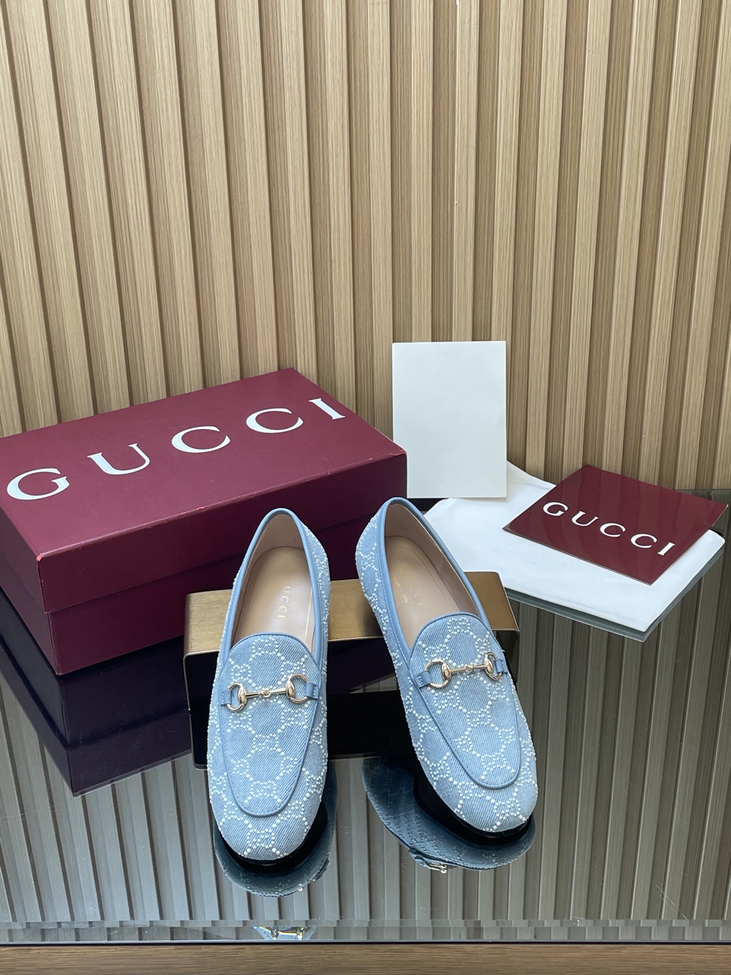 NO:875748,2026 spring and summer new Gucci Princetown series GG crystal pearl diamond loafers top quality shoes, the highest version of the latest denim denim loafers. Denim denim GG diamond series shoes have been Gucci's classic items since their inception. Now they are reinterpreted with exquisite materials and pearl diamond GG classic patterns. Showing a new look, this iconic mule shoe is decorated with a unique gold tone horsebit to pay tribute to the brand's long equestrian heritage. The fabric is original imported denim washed denim + imported pearl diamonds.  Inner lining/foot pads: imported silk cowhide lining, original Italian genuine leather outsole, size 35-42 (404142 custom-made, non-returnable), full set of red packaging at the packaging counter, loafers, gucci, loafers, cowhide198609092026春夏新款Gucci Princetown系列GG水晶珍珠钻乐福鞋顶级品质单鞋 最高版最新丹宁牛仔便鞋  丹宁牛仔G G钻石系列鞋子自问世以来一直是Gucci的经典单品,现以精致材质与珍珠钻G G经典图案焕新演译.彰显全新风貌,这款标志性穆勒鞋缀饰别致金色调马衔扣,致敬品牌悠久的马术传  面料原版进口丹宁水洗牛仔+进口珍珠钻 内里／垫脚:进口丝绸牛皮里 大底原版意大利真皮底 尺码35-42（404142定做不退换） 包装专柜全套红色包装,乐福鞋,gucci,loafers,cowhide,Women's Shoes