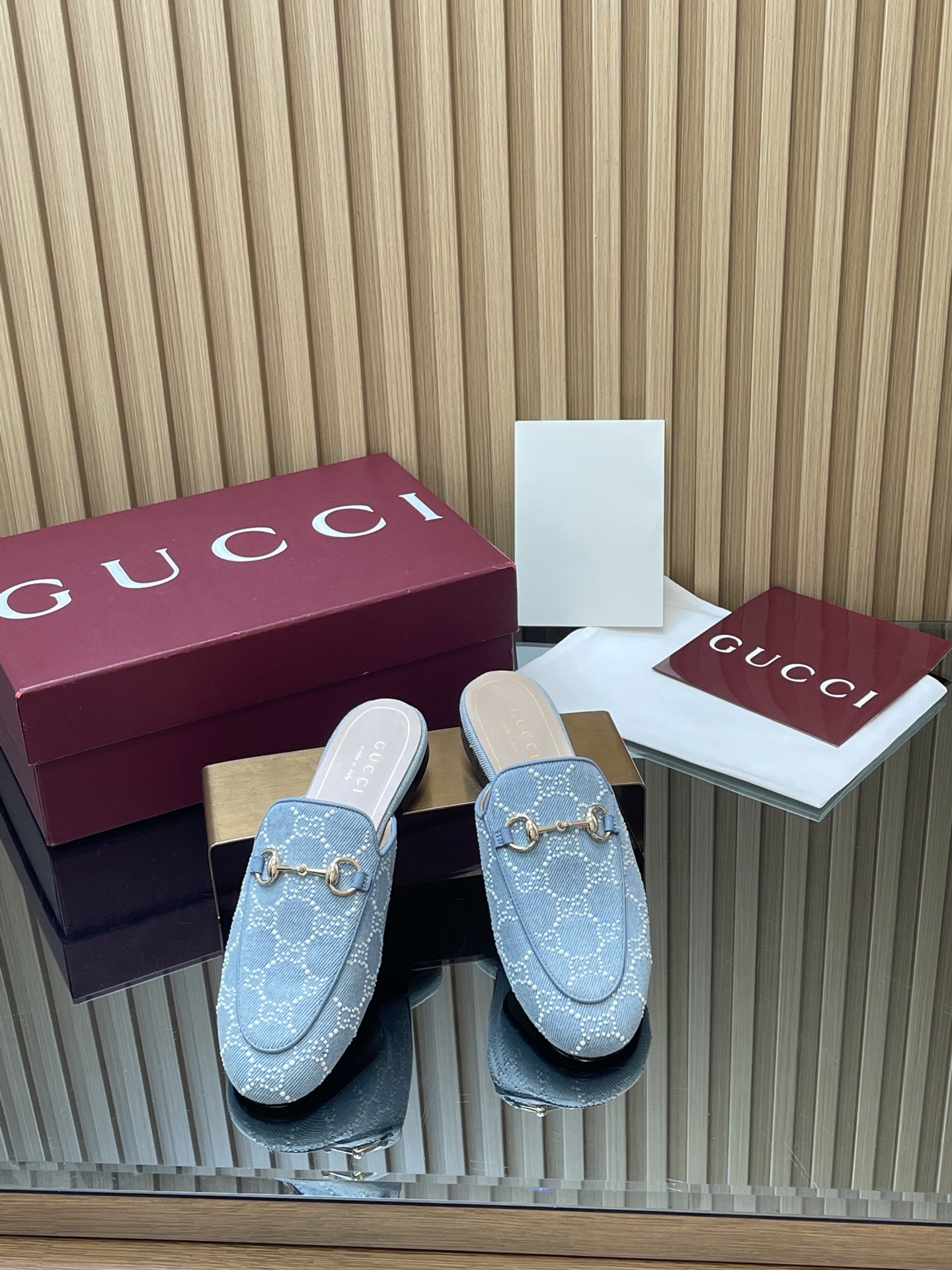 NO:875756,2026 spring and summer new Gucci Princetown series GG crystal pearl diamond loafer slippers top quality single shoes The latest version of denim denim slippers Denim denim G G diamond series shoes have been Gucci's classic items since their inception. Now they are reinterpreted with exquisite materials and pearl diamonds G G classic pattern. Showing a new style, this iconic mule shoe is decorated with a chic gold tone horsebit to pay tribute to the brand's long equestrian heritage. Fabric original imported denim washed denim + imported pearl diamonds  Inner lining/foot pads: imported silk cowhide lining, original Italian genuine leather outsole, size 35-42 (404142 custom-made, non-returnable), full set of red packaging at the packaging counter, loafers, gucci, loafers, slippers, cowhide198609092026春夏新款Gucci Princetown系列GG水晶珍珠钻乐福拖鞋顶级品质单鞋 最高版最新丹宁牛仔便鞋  丹宁牛仔G G钻石系列鞋子自问世以来一直是Gucci的经典单品,现以精致材质与珍珠钻G G经典图案焕新演译.彰显全新风貌,这款标志性穆勒鞋缀饰别致金色调马衔扣,致敬品牌悠久的马术传  面料原版进口丹宁水洗牛仔+进口珍珠钻 内里／垫脚:进口丝绸牛皮里 大底原版意大利真皮底 尺码35-42（404142定做不退换） 包装专柜全套红色包装,乐福鞋,gucci,loafers,slippers,cowhide,Women's Shoes