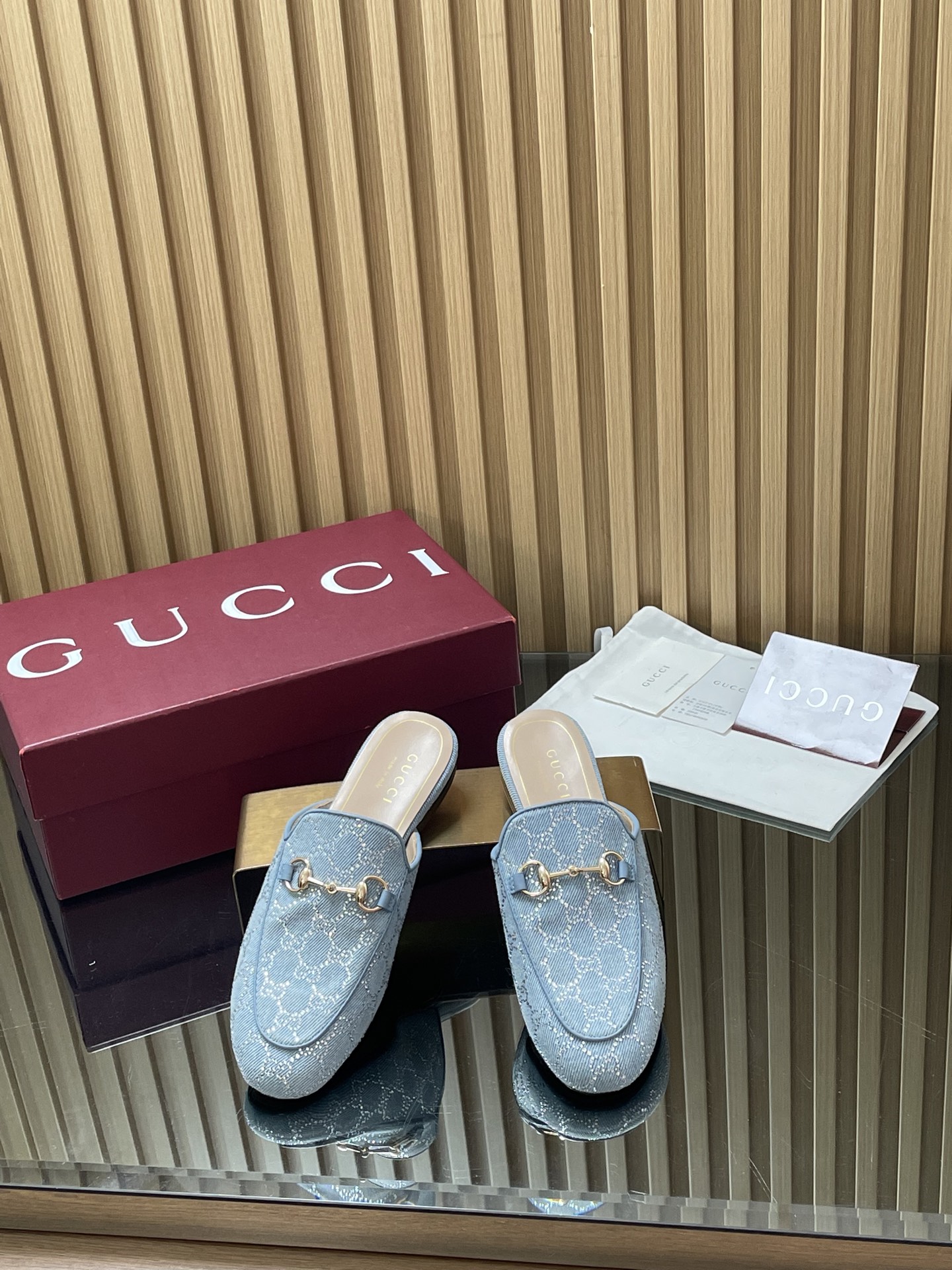 NO:875771,2026 new spring and summer Gucci Princetown series GG crystal diamond loafer slippers, top quality shoes, the latest version of denim denim slip-ons. Denim denim GG diamond series shoes have been Gucci's classic items since their inception. Now they are reinterpreted with exquisite materials and pearl diamond GG classic patterns. Showing a new look, these iconic mules are embellished with chic gold-toned horsebits to pay tribute to the brand's long equestrian heritage. Fabric original imported denim washed denim + imported crystal diamonds  Inner lining/foot pads: imported silk cowhide lining, original Italian genuine leather outsole, size 35-42 (404142 custom-made, non-returnable), full set of red packaging at the packaging counter, loafers, gucci, loafers, slippers, cowhide198609092026春夏新款Gucci Princetown系列GG水晶钻乐福拖鞋顶级品质单鞋 最高版最新丹宁牛仔便鞋  丹宁牛仔G G钻石系列鞋子自问世以来一直是Gucci的经典单品,现以精致材质与珍珠钻G G经典图案焕新演译.彰显全新风貌,这款标志性穆勒鞋缀饰别致金色调马衔扣,致敬品牌悠久的马术传  面料原版进口丹宁水洗牛仔+进口水晶钻 内里／垫脚:进口丝绸牛皮里 大底原版意大利真皮底 尺码35-42（404142定做不退换） 包装专柜全套红色包装,乐福鞋,gucci,loafers,slippers,cowhide,Women's Shoes