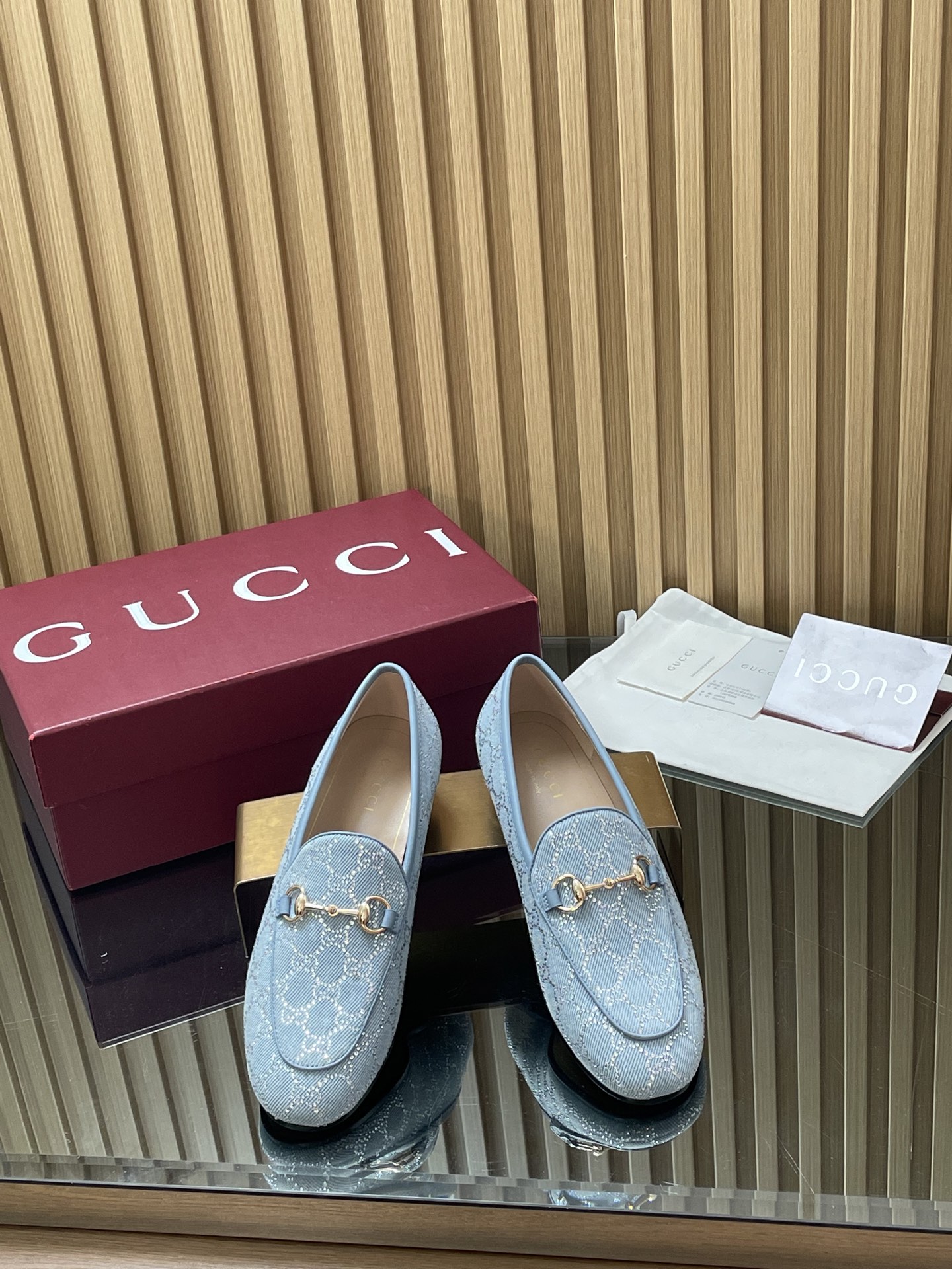 NO:875778,2026 spring and summer new Gucci Princetown series GG crystal diamond loafers top quality shoes, the highest version of the latest denim denim loafers. Denim denim GG diamond series shoes have been Gucci's classic items since their inception. Now they are reinterpreted with exquisite materials and pearl diamond GG classic patterns. Showing a new look, this iconic mule shoe is decorated with a unique gold tone horsebit, paying tribute to the brand's long equestrian heritage. The fabric is original imported denim washed denim + imported crystal diamonds.  Inner lining/foot pads: imported silk cowhide lining, original Italian genuine leather outsole, size 35-42 (404142 custom-made, non-returnable), full set of red packaging at the packaging counter, loafers, gucci, loafers, cowhide198609092026春夏新款Gucci Princetown系列GG水晶钻乐福鞋顶级品质单鞋 最高版最新丹宁牛仔便鞋  丹宁牛仔G G钻石系列鞋子自问世以来一直是Gucci的经典单品,现以精致材质与珍珠钻G G经典图案焕新演译.彰显全新风貌,这款标志性穆勒鞋缀饰别致金色调马衔扣,致敬品牌悠久的马术传  面料原版进口丹宁水洗牛仔+进口水晶钻 内里／垫脚:进口丝绸牛皮里 大底原版意大利真皮底 尺码35-42（404142定做不退换） 包装专柜全套红色包装,乐福鞋,gucci,loafers,cowhide,Women's Shoes