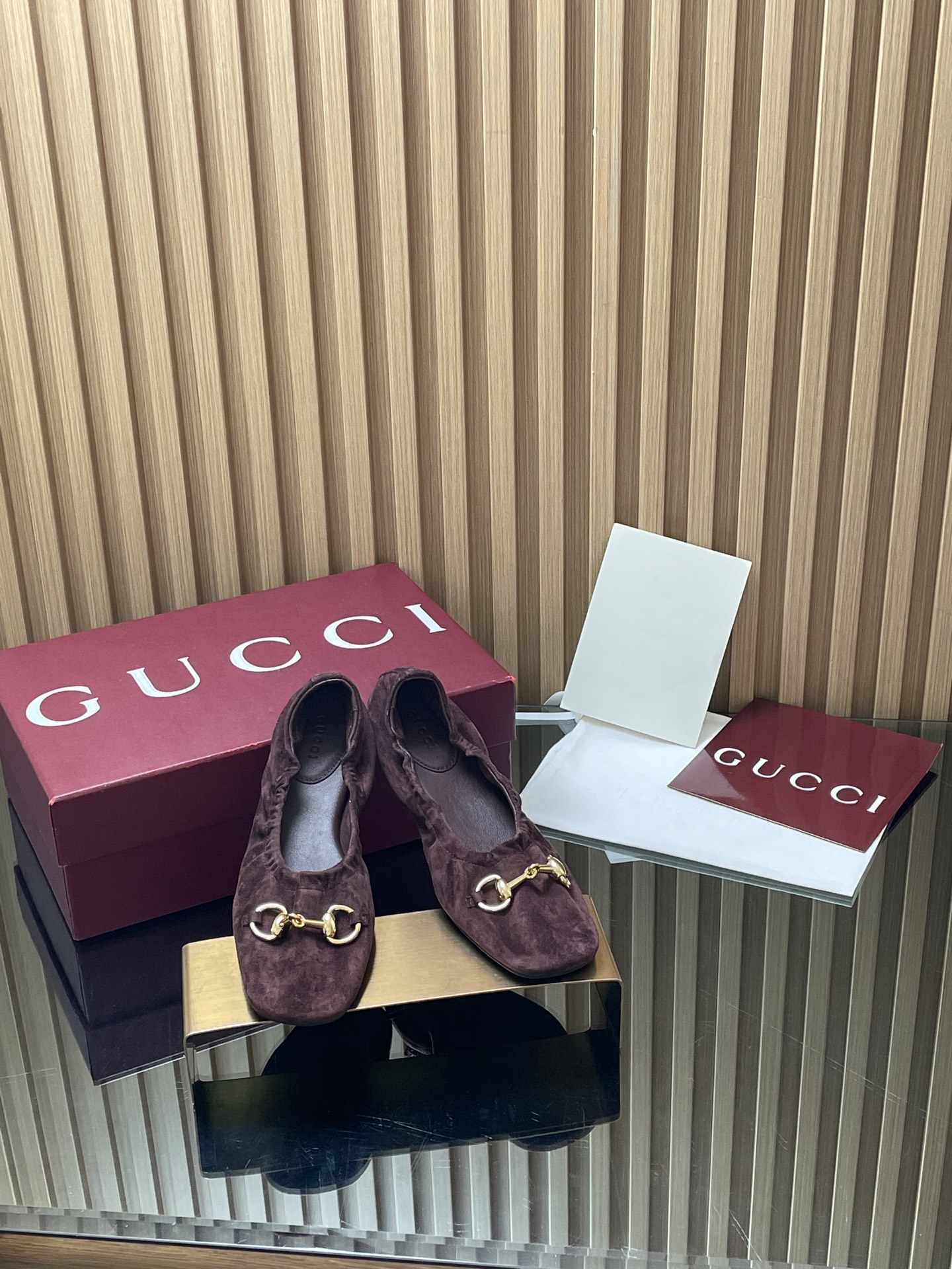 NO:875637,GuCC high-end boutique 2026 spring and summer Prima series new flat egg roll soft shoes ballet shoes special offer elastic elastic shallow mouth shoes horsebit new small square toe shoes exquisite fashionable flat shoes light and versatile loose-feeling slip-ons Authentic original quality! Every detail is carefully crafted and can be compared with ZG, no second quality!  Fabric original custom imported soft velvet sheep Beijing/super soft leather Hardware Dongguan factory molded horsebit lining/foot pads high-end customized sheepskin lining Heel high flat bottom outsole double G19860909GuCC高端精品 2026春夏Prima系列新品平底蛋卷软鞋芭蕾鞋特惠松紧橡筋浅口鞋马衔扣新款小方头单鞋精致时髦平底鞋轻盈百搭松驰感便鞋 原汁原味原单品质!每个细节皆经过精心细致打造,可与ZG对比如一,无二品质！ 面料原版定制进口软绒羊京/超软面皮 五金东莞大厂开模马衔扣 内里／垫脚高端定制羊皮里 跟高平底 大底双G G开模耐磨软底 尺码35-41（40 41 42定做,不退换） ●意大利创作 红色全套高档原包装,单鞋,gucci,flats,sheepskin,sheep,Women's Shoes