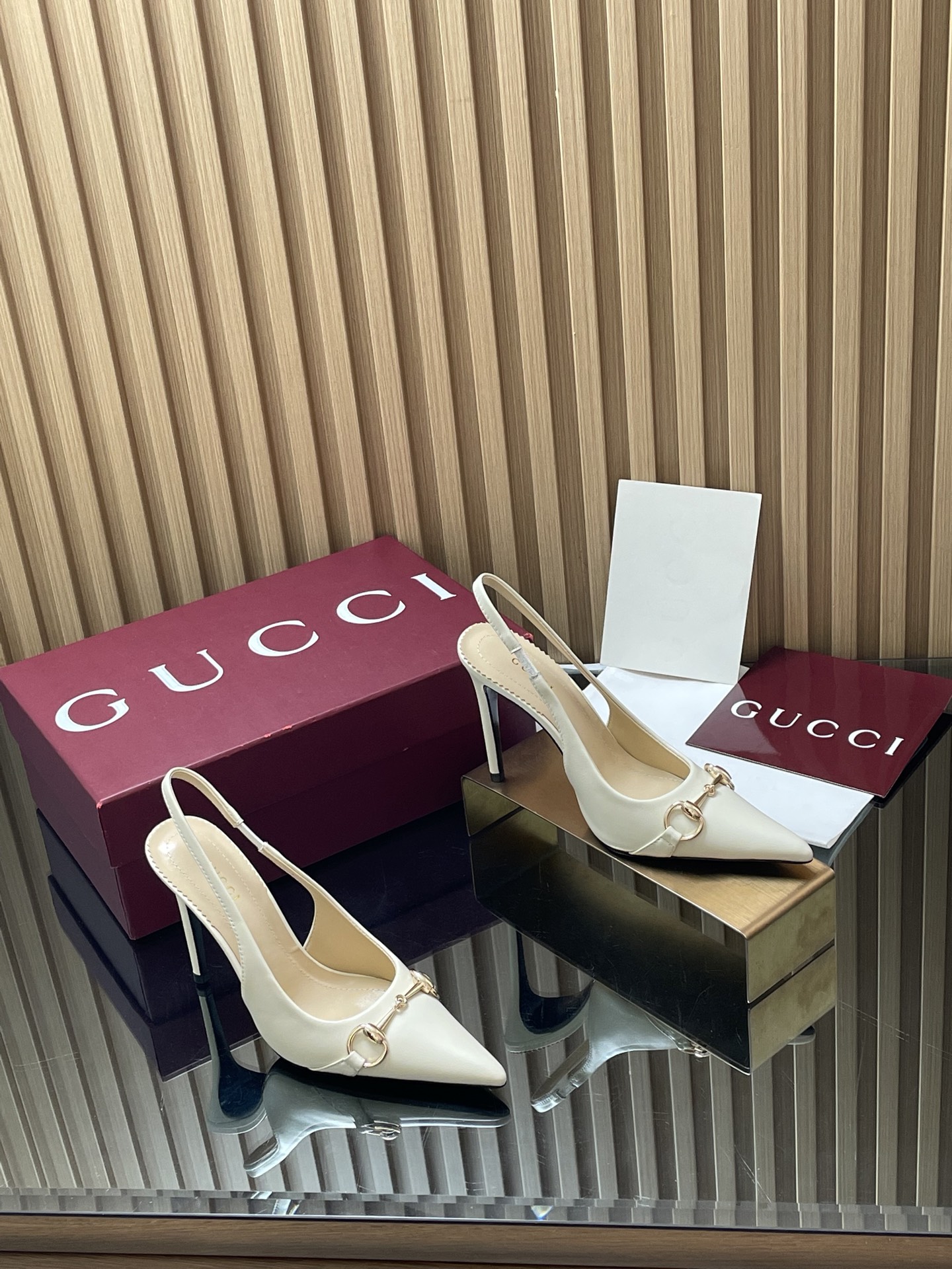NO:875670,Exclusive GuCC high-end boutique, the first product of the spring and summer Demna series, new high-heeled horsebit shallow mouth sandals, stiletto fashion pointed toe intellectual back-lace-up women's shoes, original quality! Every detail has been carefully crafted and can be compared with ZG, the quality is the same!  Fabrics are custom-made imported G G floral fabrics, denim denim, tanned wax leather, horsebits molded by a large hardware factory in Dongguan, lining/feet high-end customized sheepskin lining, heel height 10.5 cm, outsole Italian genuine leather sole, sizes 35-42 (40 41 42 custom-made, non-returnable), complete set of original high-end Ancora red packaging!  Exploring the spring and summer series, Demna uses minimalist design language to bring low-key and luxury, redefining the brand's previous design style, with retro elements with a millennium charm. This shoe is crafted from smooth leather, presbyopic G cloth and denim denim, and is cleverly integrated into pointed toe and horsebit finishes to express a unique charm. Women's style ●Stiletto heel Long pointed toe details Italian creation, high heels, gucci, sandals, high heels, sheepskin19860909独家GuCC高端精品 春夏Demna系列首作新款高跟马衔扣浅口凉鞋细高跟时装尖头知性后系带女鞋原汁原味原单品质!每个细节皆经过精心细致打造,可与ZG对比如一,无二品质！ 面料定制进口G G老花布 丹宁牛仔 鞣蜡皮 五金东莞大厂开模马衔扣 内里／垫脚高端定制羊皮里 跟高10.5 cm 大底意大利真皮底 尺码35-42（40 41 42定做,不退换） 全套原板高端安可拉红色包装！ 探索春夏系列,Demna用极简的设计语言带来了低调和奢华,重新定义了品牌以往的设计风格,具有千禧韵味的复古元素 这款鞋履以光面皮和老花G布及丹宁牛仔布匠心打造,巧妙融入尖头和马衔扣饰面,尽释别样韵致 女款 ●细高跟 长尖头细节 意大利创作,高跟鞋,gucci,sandals,high heels,sheepskin,Women's Shoes