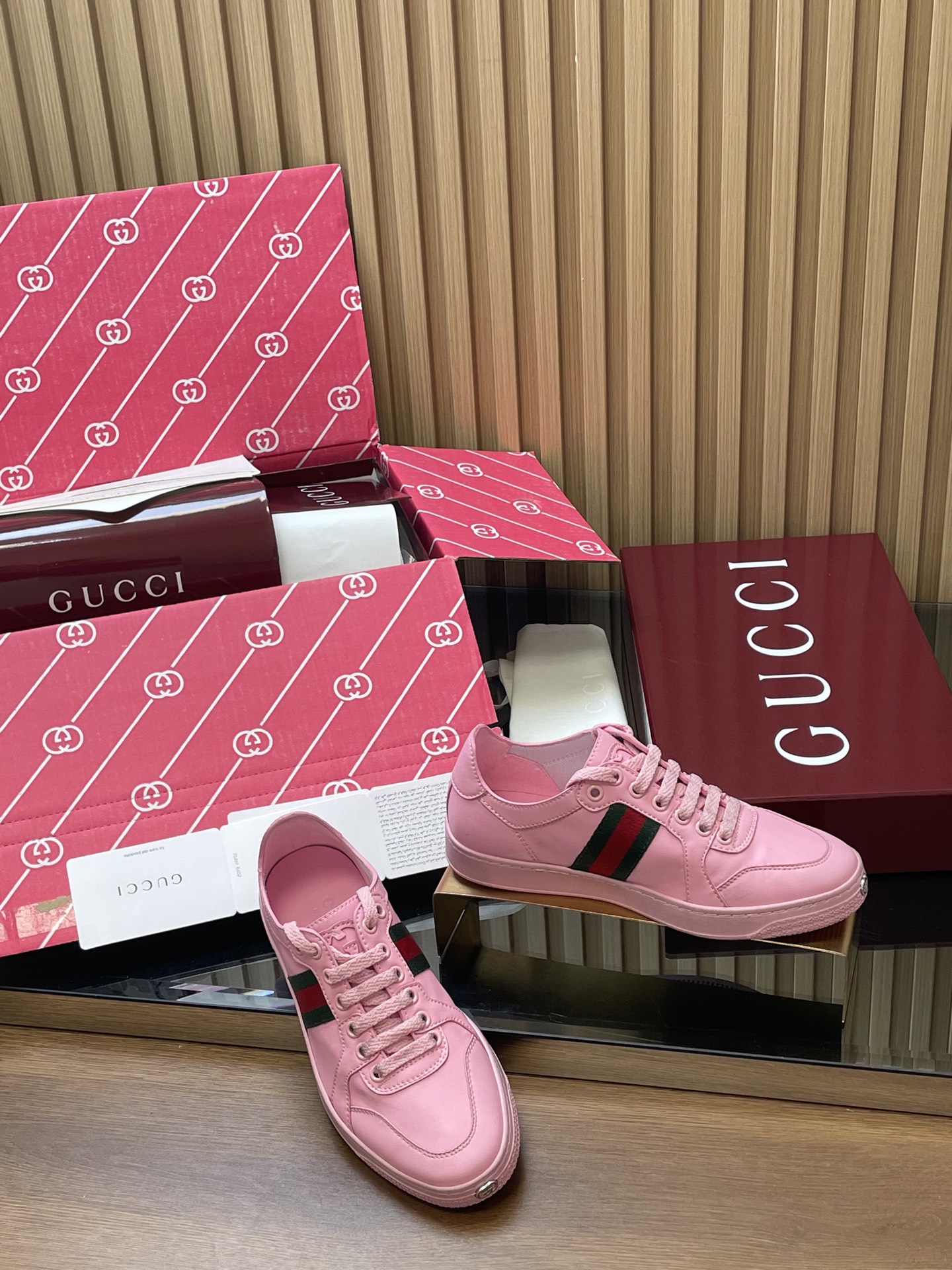 NO:875701,[Women's Style] 2026 Spring and Summer Gucci Stretch Series Sports Shoes New Product Gucc*i Purchasing Level Top Product Original Customization New GG Series Old Casual Dirty Shoes Catwalk Series Low-top Sneakers New  Explore the 2026 spring and summer collection. This new model of shoes is light, soft, flexible and versatile. It reinterprets the brand's iconic sneakers and adds a new member to the series. This sneaker is crafted from elastic soft leather. Each pair of shoes is hand-distressed to create a unique and personalized shoe fabric.  Imported soft cowhide outsole, original molded non-slip soft sole, supporting packaging... [Full set of high-end airplane case boxed set] Size: Women's size 35-40 Women's 4140 customized (non-refundable), casual shoes/sports shoes, gucci, sneakers, cowhide19860909【女款】2026春夏古奇Stretch系列运动鞋新品Gucc*i代购级别顶级产品原版定制 新款GG系列做旧休闲小脏鞋走秀款系列低帮板鞋上新 探索2026春夏系列.这款新隽鞋履轻盈柔软且灵活百搭的廊形焕新演绎品牌标志性运动鞋,为系列再添新成员,这款运动鞋以弹性软皮匠心打造,每双鞋均经过手工做旧处理,缔就独一无二的个性鞋履 面料．进口软牛皮 大底,原版开模防滑软底 配套包装…【飞机箱全套高端套盒装】 Size : 女码35-40 女4140定做 不退不换）,休闲鞋/运动鞋,gucci,sneakers,cowhide,Women's Shoes