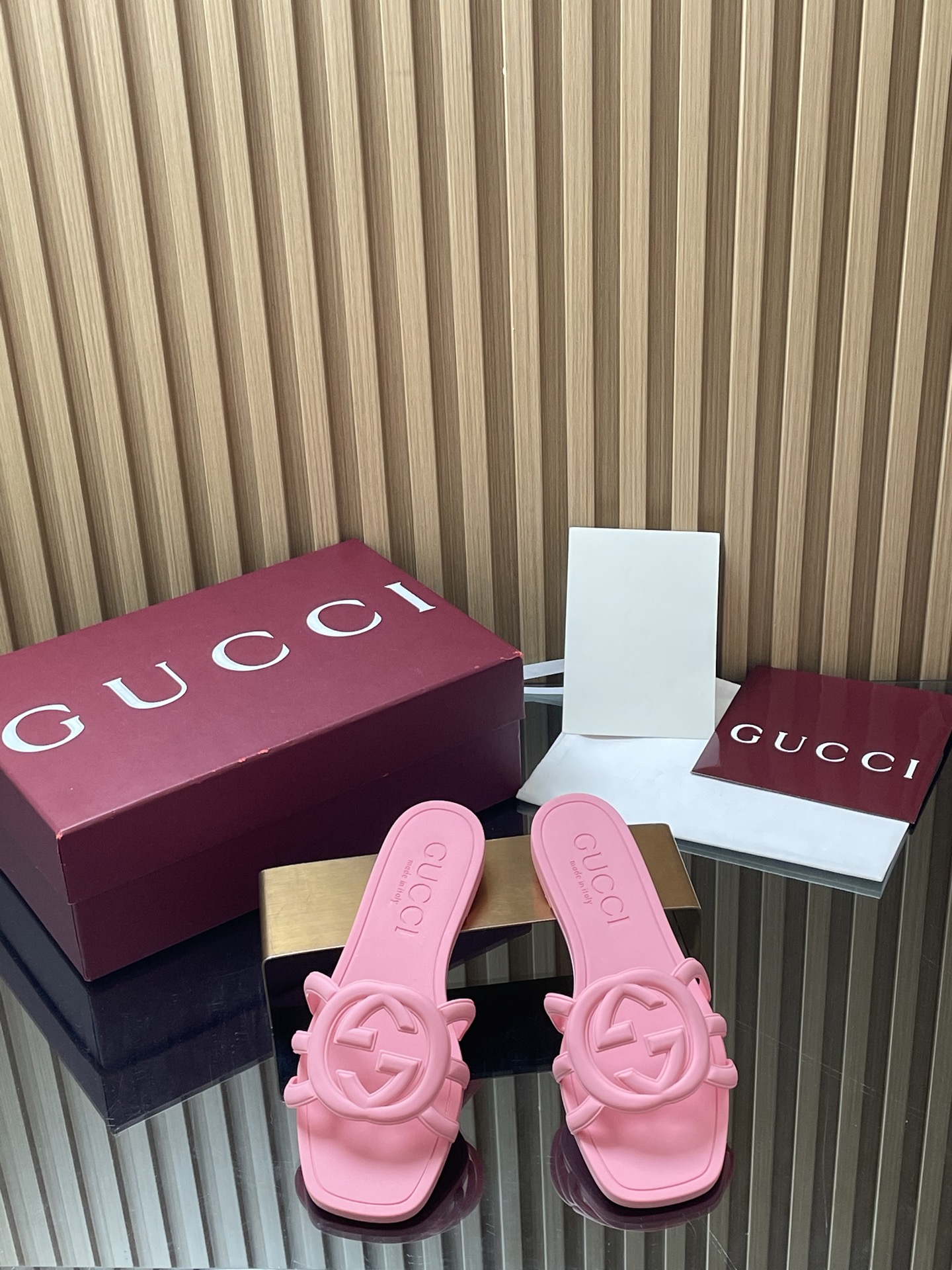 NO:875631,G family 2026 upgraded Gucci classic popular summer new style interlocking double G flat bottom hollow slippers candy macaron jelly dopamine double G G hollow beach shoes original one to one mold opening and heavy work to create 100% restoration of all the details of the original version, the material version is exactly the same as the original version, the details are 100% reproduced from the original board  The jelly slippers series reinterprets the brand's classic design elements and exquisite patterns with a modern vision. This sandal slipper is made of rubber material, crafted with craftsmanship, and has interlocking double G hollow details to show the brand logo. Outsole molded rubber sole Original upper molded rubber Size 35-41 Packaging Full set of original Ancora red packaging, slippers, gucci, gucci, slippers19860909G家2026升级尚新Gucci经典爆款夏季新款互扣式双G平底镂空拖鞋糖果马卡龙果冻多巴胺双G G镂空沙滩鞋 原版一比一开模重工打造百分百还原原版所有细节材质版型完全和原版一样细节百分之百原板复刻 果冻拖鞋系列以现代视觉焕新诠释品牌经典设计元素和精致图案.这款凉拖鞋采用橡胶材质,匠心制作,互扣式双G镂空细节,展现品牌标识内涵 大底模具橡胶底 鞋面原板成型橡胶 尺码35-41 包装全套原版安可拉红色包装,拖鞋,gucci,gucci,slippers,Women's Shoes
