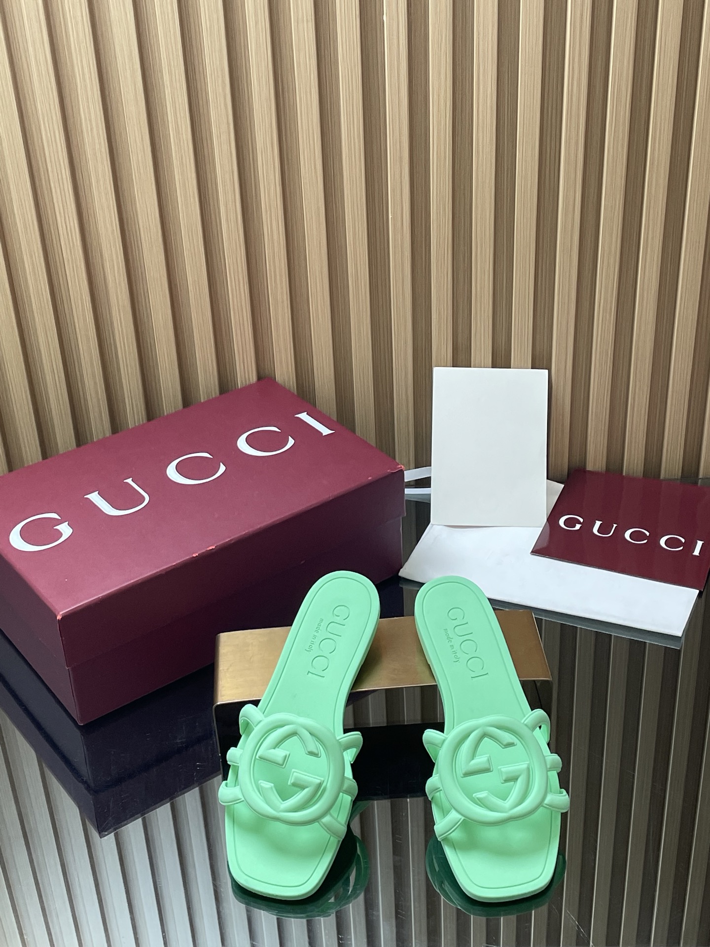 NO:875645,G family 2026 upgraded Gucci classic popular summer new style interlocking double G flat bottom hollow slippers candy macaron jelly dopamine double G G hollow beach shoes original one to one mold opening and heavy work to create 100% restoration of all the details of the original version, the material version is exactly the same as the original version, the details are 100% reproduced from the original board  The jelly slippers series reinterprets the brand's classic design elements and exquisite patterns with a modern vision. This sandal slipper is made of rubber material, crafted with craftsmanship, and has interlocking double G hollow details to show the brand logo. Outsole molded rubber sole Original upper molded rubber Size 35-41 Packaging Full set of original Ancora red packaging, slippers, gucci, gucci, slippers19860909G家2026升级尚新Gucci经典爆款夏季新款互扣式双G平底镂空拖鞋糖果马卡龙果冻多巴胺双G G镂空沙滩鞋 原版一比一开模重工打造百分百还原原版所有细节材质版型完全和原版一样细节百分之百原板复刻 果冻拖鞋系列以现代视觉焕新诠释品牌经典设计元素和精致图案.这款凉拖鞋采用橡胶材质,匠心制作,互扣式双G镂空细节,展现品牌标识内涵 大底模具橡胶底 鞋面原板成型橡胶 尺码35-41 包装全套原版安可拉红色包装,拖鞋,gucci,gucci,slippers,Women's Shoes