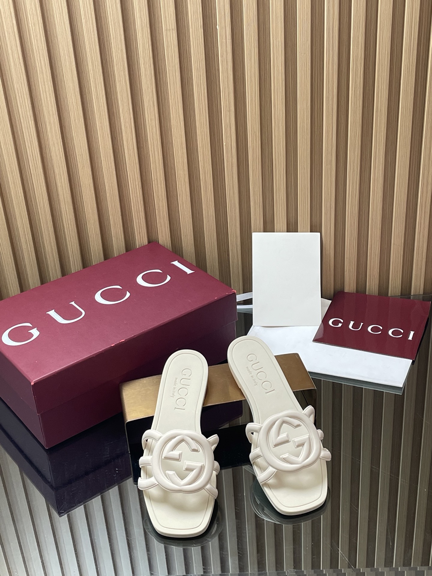 NO:875658,G family 2026 upgraded Gucci classic popular summer new style interlocking double G flat bottom hollow slippers candy macaron jelly dopamine double G G hollow beach shoes original one to one mold opening and heavy work to create 100% restoration of all the details of the original version, the material version is exactly the same as the original version, the details are 100% reproduced from the original board  The jelly slippers series reinterprets the brand's classic design elements and exquisite patterns with a modern vision. This sandal slipper is made of rubber material, crafted with craftsmanship, and has interlocking double G hollow details to show the brand logo. Outsole molded rubber sole Original upper molded rubber Size 35-41 Packaging Full set of original Ancora red packaging, slippers, gucci, gucci, slippers19860909G家2026升级尚新Gucci经典爆款夏季新款互扣式双G平底镂空拖鞋糖果马卡龙果冻多巴胺双G G镂空沙滩鞋 原版一比一开模重工打造百分百还原原版所有细节材质版型完全和原版一样细节百分之百原板复刻 果冻拖鞋系列以现代视觉焕新诠释品牌经典设计元素和精致图案.这款凉拖鞋采用橡胶材质,匠心制作,互扣式双G镂空细节,展现品牌标识内涵 大底模具橡胶底 鞋面原板成型橡胶 尺码35-41 包装全套原版安可拉红色包装,拖鞋,gucci,gucci,slippers,Women's Shoes