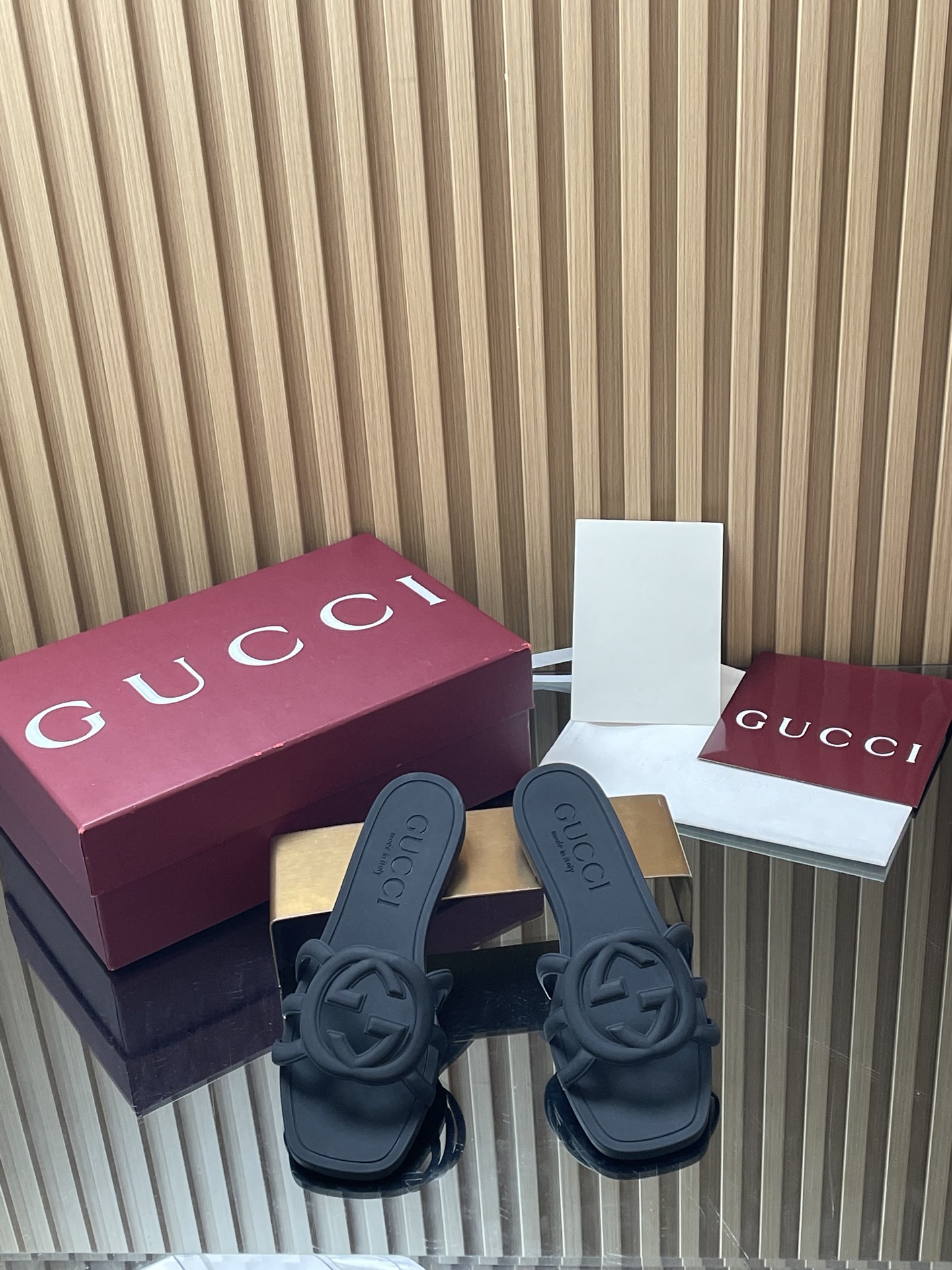 NO:875673,G family 2026 upgraded Gucci classic popular summer new style interlocking double G flat bottom hollow slippers candy macaron jelly dopamine double G G hollow beach shoes original one to one mold opening and heavy work to create 100% restoration of all the details of the original version, the material version is exactly the same as the original version, the details are 100% reproduced from the original board  The jelly slippers series reinterprets the brand's classic design elements and exquisite patterns with a modern vision. This sandal slipper is made of rubber material, crafted with craftsmanship, and has interlocking double G hollow details to show the brand logo. Outsole molded rubber sole Original upper molded rubber Size 35-41 Packaging Full set of original Ancora red packaging, slippers, gucci, gucci, slippers19860909G家2026升级尚新Gucci经典爆款夏季新款互扣式双G平底镂空拖鞋糖果马卡龙果冻多巴胺双G G镂空沙滩鞋 原版一比一开模重工打造百分百还原原版所有细节材质版型完全和原版一样细节百分之百原板复刻 果冻拖鞋系列以现代视觉焕新诠释品牌经典设计元素和精致图案.这款凉拖鞋采用橡胶材质,匠心制作,互扣式双G镂空细节,展现品牌标识内涵 大底模具橡胶底 鞋面原板成型橡胶 尺码35-41 包装全套原版安可拉红色包装,拖鞋,gucci,gucci,slippers,Women's Shoes