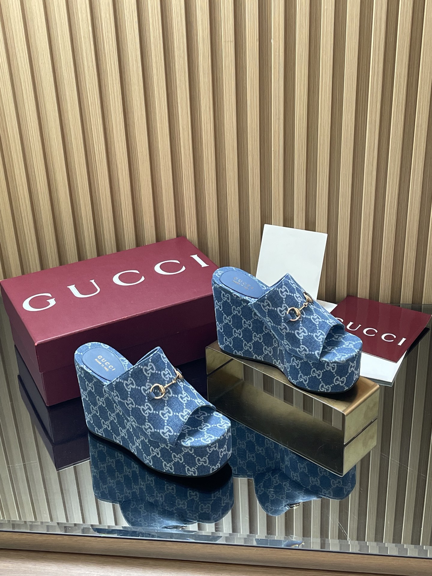 NO:875608,[Imitation leather sole standard version] 2026 standard version of Gucci spring and summer classic double GG old floral fabric series new horsebit high platform slippers high water platform high wedge heel sandals This sandal is made of classic GG canvas  Made of retro leather, wide straps and rubber soles create an outstanding shoe design. The GG logo was first used in the 1970s and evolved from the Gucci diamond diamond pattern originally originated in the 1930s. Since its introduction, it has become an iconic traditional Gucci element. Fabric: classic GG embroidered jacquard canvas/soft wax leather, lining water-dyed cowhide, size 35-42 standard code, 4142 custom-made, non-refundable and non-exchangeable  The packaging is a full set of original high-end Ancora red packaging. The heel is 12cm high and the forefoot is 7cm. ●The outsole is the latest original 1:1 molded imported rubber water table + Italian genuine leather sole. ●Italian creation and genuine development!  The material and craftsmanship are consistent with the original version!  ,slippers,gucci,sandals,slippers,cowhide19860909【仿皮底标准版】2026标准版古奇春夏经典双GG老花布系列新款马衔扣高厚底拖鞋高水台恨天高坡跟凉拖鞋 这款凉鞋由经典GG帆布 复古皮制作,一字宽幅绑带搭配橡胶鞋底造型,打造出色的鞋款设计.GG标志于20世纪70年代开始使用,由最初起源于20世纪30年代的Gucci钻石菱格纹设计演化而来,自面世之后,便成为标志性的Gucci传统经典元素. 面料经典GG刺绣提花帆布 /柔腊皮 内里水染牛皮里 尺码35-42标准码,4142定做不退不换 包装全套原版高端安可拉红色包装 跟高后跟12cm 前掌7cm ●大底最新原版1:1开模进口橡胶水台+意大利真皮底 ●意大利创作 正品开发！ 材质,工艺与原版一致！,拖鞋,gucci,sandals,slippers,cowhide,Women's Shoes