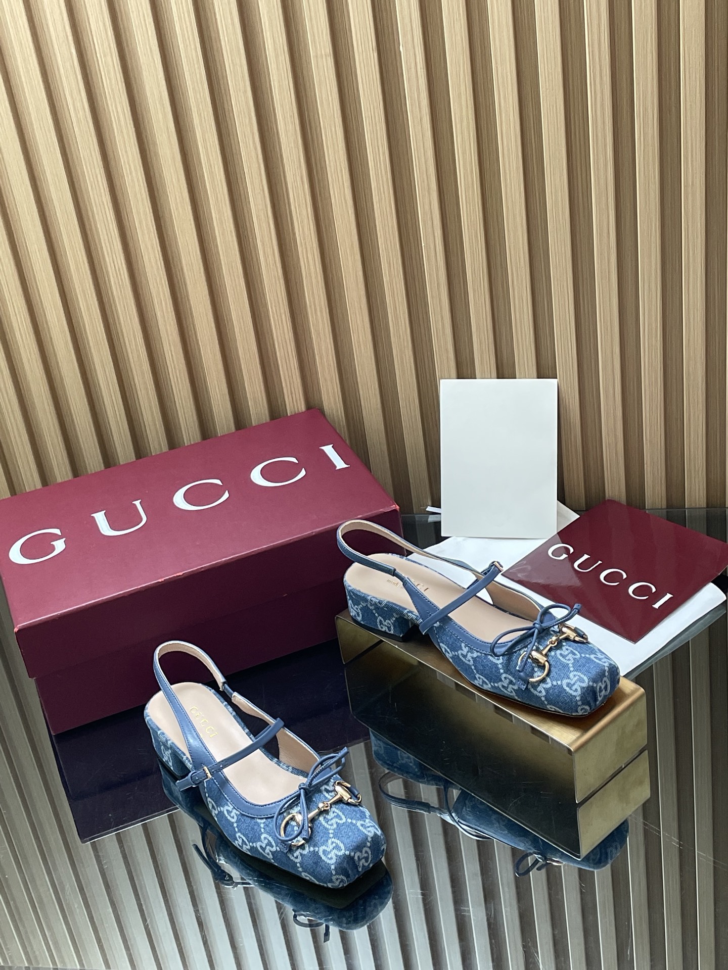 NO:875616,[Final correct color] GuCC high-end boutique 2026 spring and summer new Gucci Horsebit series new back-lace-up pump sandals Mary Jane shoes low-heeled square toe new ballet shoes horsebit new small square-toe mule shoes classic exquisite elegant bow pumps high-quality back-lace-up back empty shoes Authentic and original quality! Every detail is carefully crafted and can be compared with ZG, no second quality!  This iconic horsebit slingback pump sandal features a square toe design with elegant bow details, paying homage to the traditional ballet shoe shape. This item is crafted from G G denim, presbyopic canvas and leather, embellished with light gold-tone accessories, sacchetto construction and soft padded insole to ensure an excellent wearing comfort experience. Fabric original custom imported sheepskin G cloth denim denim hardware horsebit molded by Dongguan factory  Inner lining/foot pads High-end customized sheepskin lining Heel height 2.5 cm Outsole Italian leather sole Size 35-41 (40 41 42 customized, non-returnable) ●Italian creation Full set of red high-end original packaging, sandals, gucci, sandals, mary jane, sheepskin19860909【最终较正色】GuCC高端精品 2026春夏新款Gucci Horsebit系列新品后系带浅口凉鞋玛丽珍鞋低跟方形方头新式芭蕾鞋马衔扣新款小方头穆勒鞋经典精致优雅蝴蝶结浅口鞋高质感后系带后空鞋 原汁原味原单品质!每个细节皆经过精心细致打造,可与ZG对比如一,无二品质！ 这款标志性马衔扣后系带浅口凉鞋选用方形收口鞋头设计,搭配雅致的蝴蝶结细节,致敬传统芭蕾舞鞋型.这款单品甄选G G丹宁牛仔,老花帆布和皮革匠心打造,缀饰浅金色调配件,sacchetto构造配以柔软加衬内底,确保打造出色的穿着舒适感体验 面料原版定制进口羊皮 G布 丹宁牛仔 五金东莞大厂开模马衔扣 内里／垫脚高端定制羊皮里 跟高2.5 c m 大底意大利真皮底 尺码35-41（40 41 42定做,不退换） ●意大利创作 红色全套高档原包装,凉鞋,gucci,sandals,mary jane,sheepskin,Women's Shoes