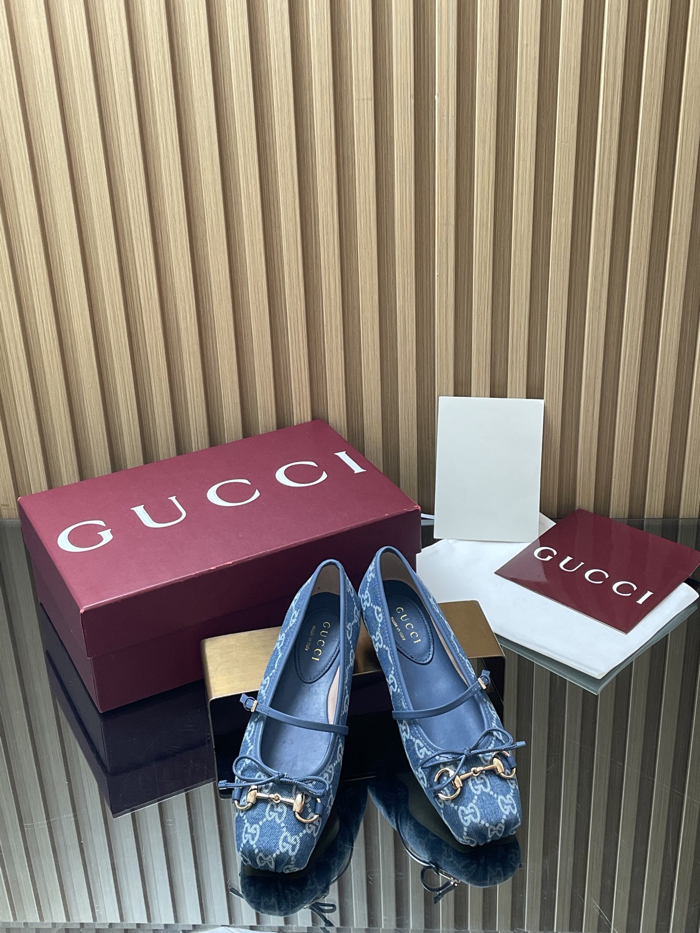 NO:875630,[Final Correct Color] GuCC high-end boutique 2026 early spring series new products latest G G washed denim denim new color flat ballet shoes horsebit new small square toe shoes classic exquisite elegant playful fashionable flat shoes high texture sweet college style loafers Authentic original single quality! Every detail is carefully crafted and can be compared with ZG, no second quality!  Original fabric, custom-made imported G G washed denim jeans, molded rivets from a large hardware factory in Dongguan, horsebit buckles, lining/feet high-end customized silk/sheepskin lining, high flat sole, Italian genuine leather outsole, size 35-41 (40 41 42 custom-made, non-returnable), full set of original high-end packaging!  ●Created in Italy, full set of high-end ancola burgundy original packaging, single shoes, gucci, flats, sheepskin, real silk19860909【最终较正色】GuCC高端精品 2026早春系列新品最新G G水洗丹宁牛仔新配色平底芭蕾鞋马衔扣新款小方头单鞋经典精致优雅俏皮时髦平底鞋高质感甜美学院风便鞋 原汁原味原单品质!每个细节皆经过精心细致打造,可与ZG对比如一,无二品质！ 面料原版定制进口G G水洗丹宁牛仔 五金东莞大厂开模铆钉 马衔扣 内里／垫脚高端定制真丝/羊皮里 跟高平底 大底意大利真皮底 尺码35-41（40 41 42定做,不退换） 全套原板高端包装！ ●意大利创作 安可拉酒红色全套高档原包装,单鞋,gucci,flats,sheepskin,real silk,Women's Shoes