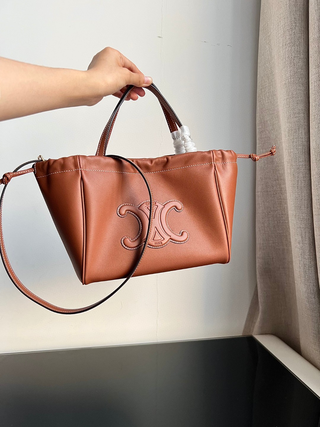Celine Genuine mold making, absolutely top quality. I have been waiting for half a month just to wait for the original leather. What is the meani