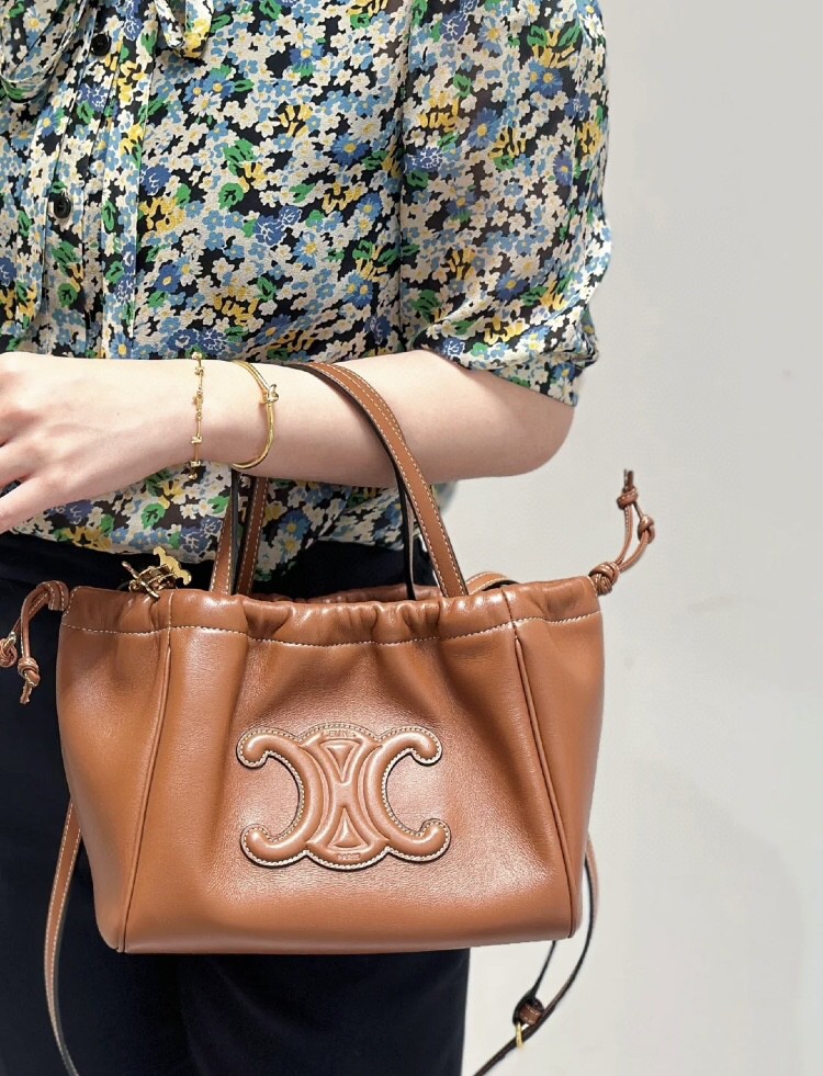 Celine It is a super practical bag. The size is conventional, but the [huge capacity] cowhide is wear-resistant and durable. It is a good choice