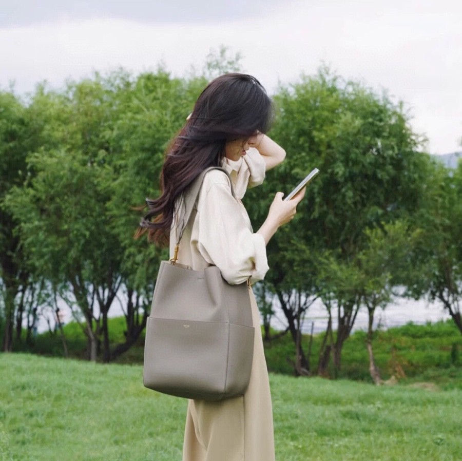 Celine Elephant gray outdoor light upper body picture, the color is the most eye-catching and versatile color in the sangle, it can be used in an