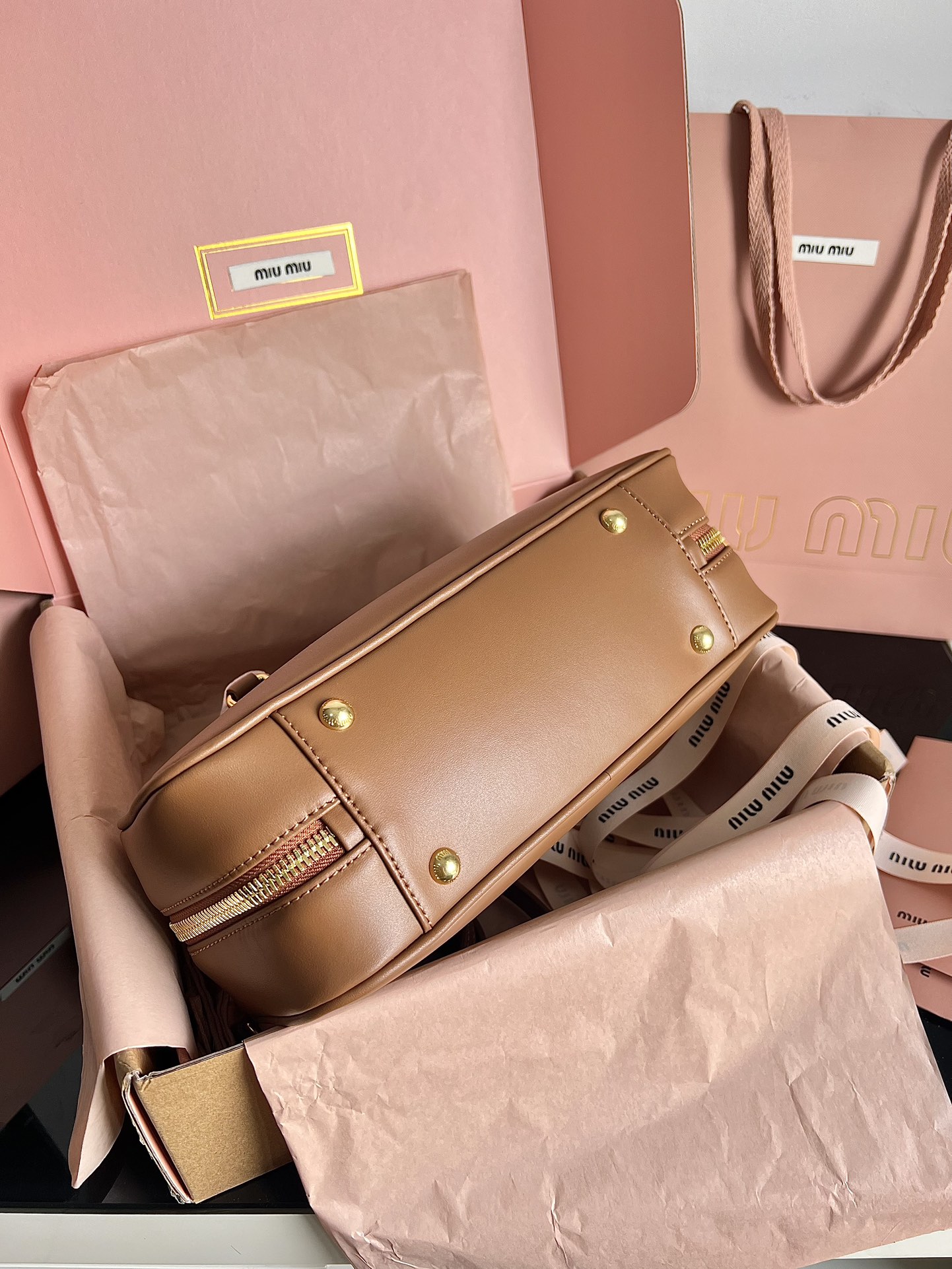 Miu Miu Officially on sale 5BB148, miu's new bowling bag, top-quality imported calfskin, miumiu's unique matelasse pattern, exquisite three-dimen