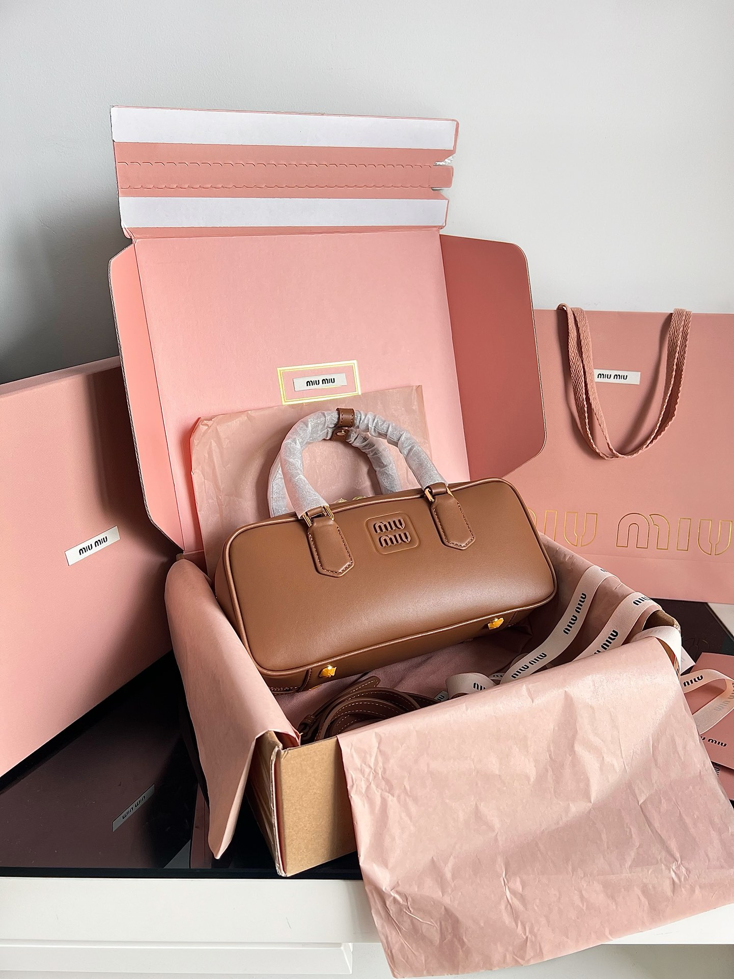 Miu Miu Officially on sale 5BB148, miu's new bowling bag, top-quality imported calfskin, miumiu's unique matelasse pattern, exquisite three-dimen