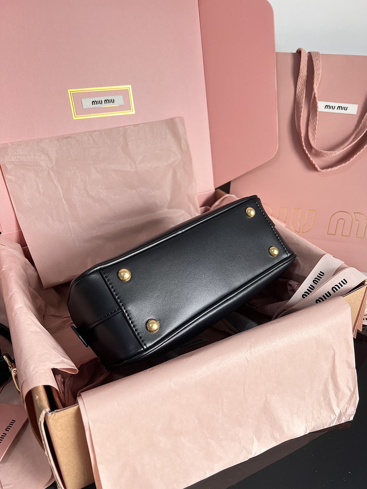 Miu Miu Officially on sale 5BB142, Miu's new bowling bag, top-quality imported calfskin, Miumiu's unique Matelasse pattern, exquisite three-dimen