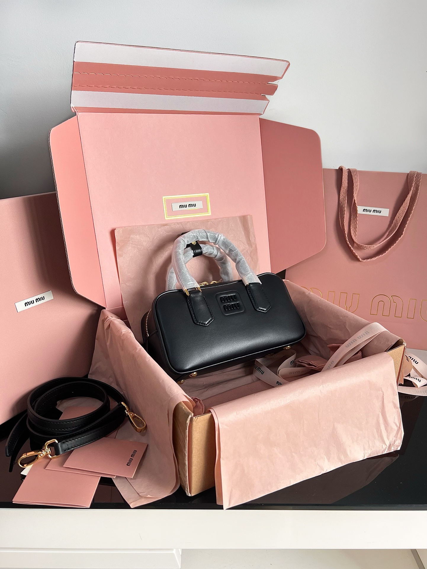 Miu Miu Officially on sale 5BB142, Miu's new bowling bag, top-quality imported calfskin, Miumiu's unique Matelasse pattern, exquisite three-dimen