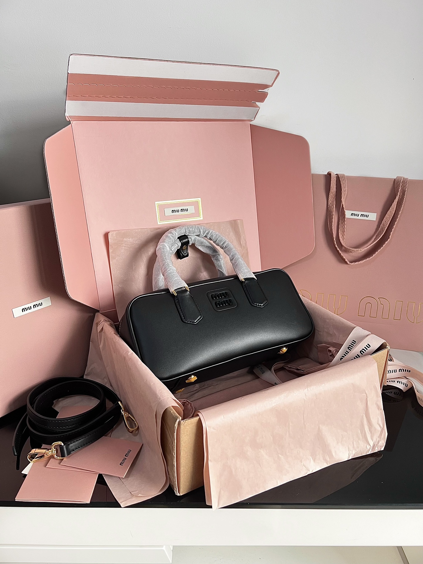 Miu Miu Real delivery photos. Officially selling 5BB148, miu's new bowling bag, top-quality imported calfskin, miumiu's unique style matelasse pa
