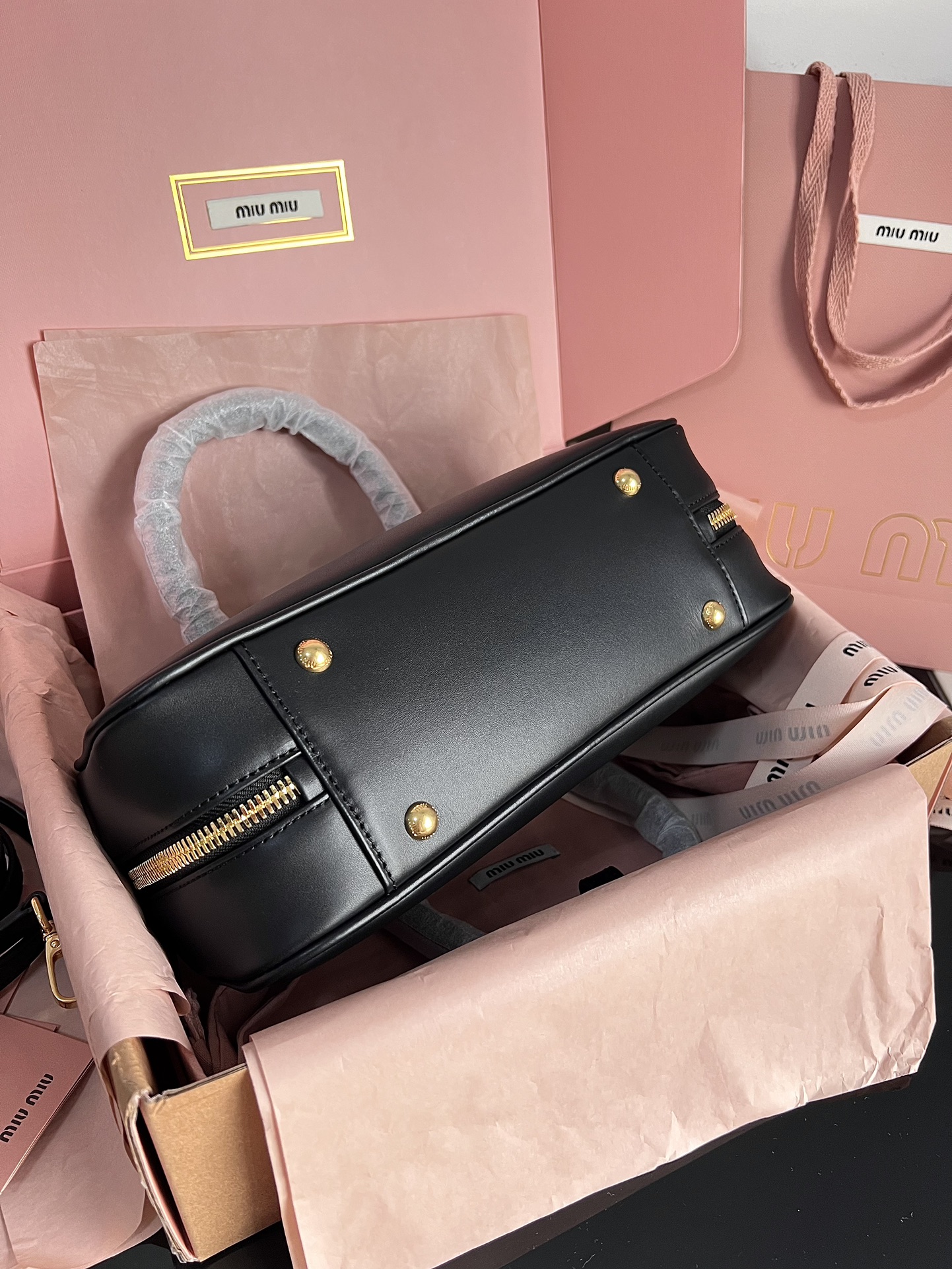 Miu Miu Real delivery photos. Officially selling 5BB148, miu's new bowling bag, top-quality imported calfskin, miumiu's unique style matelasse pa