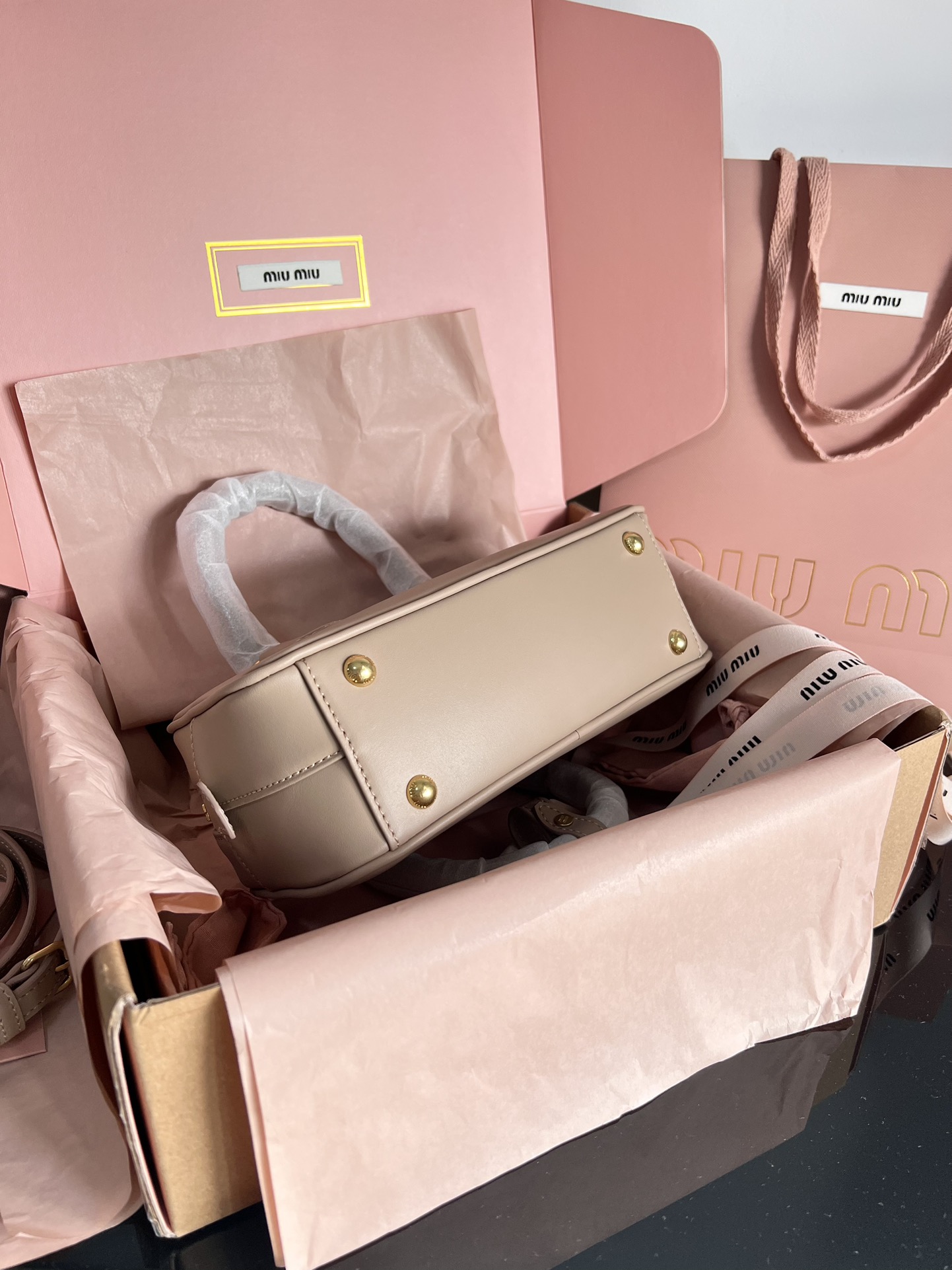 Miu Miu Real delivery photos. Officially selling 5BB142, Miu's new bowling bag. Top-quality imported calfskin. Miumiu's unique style Matelasse pa