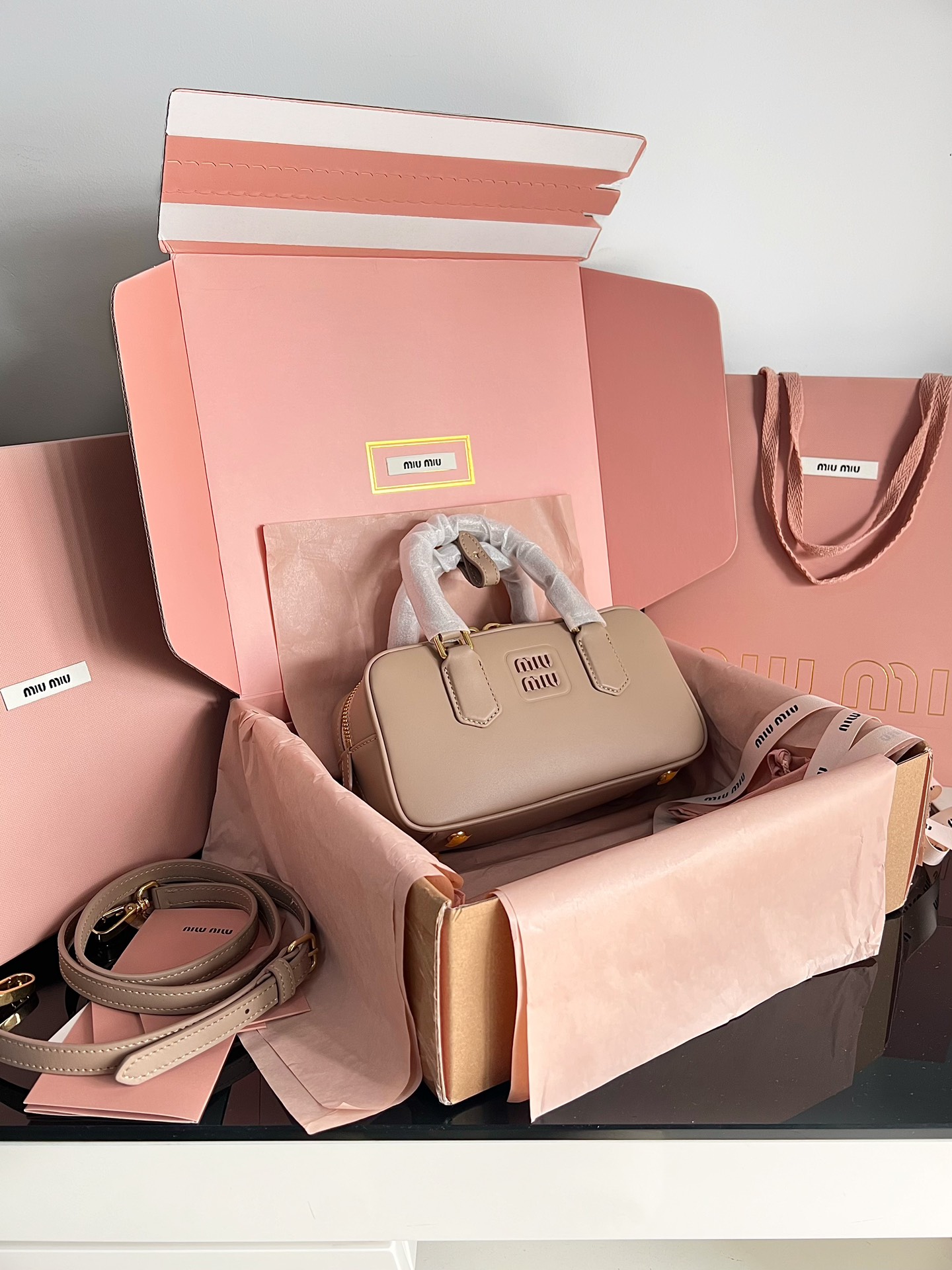 Miu Miu Real delivery photos. Officially selling 5BB142, Miu's new bowling bag. Top-quality imported calfskin. Miumiu's unique style Matelasse pa